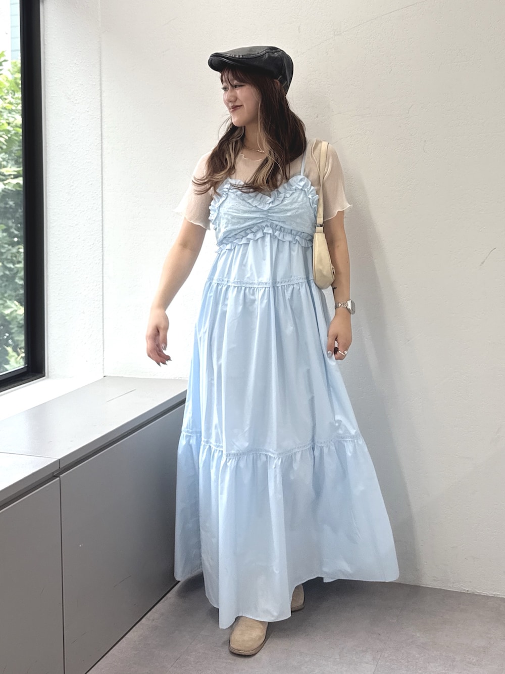 ブルー系のワンピース、ホワイト系のシャツ/ブラウス、ホワイト系のトートバッグを着用したレディースの夏コーディネートの3枚目の写真