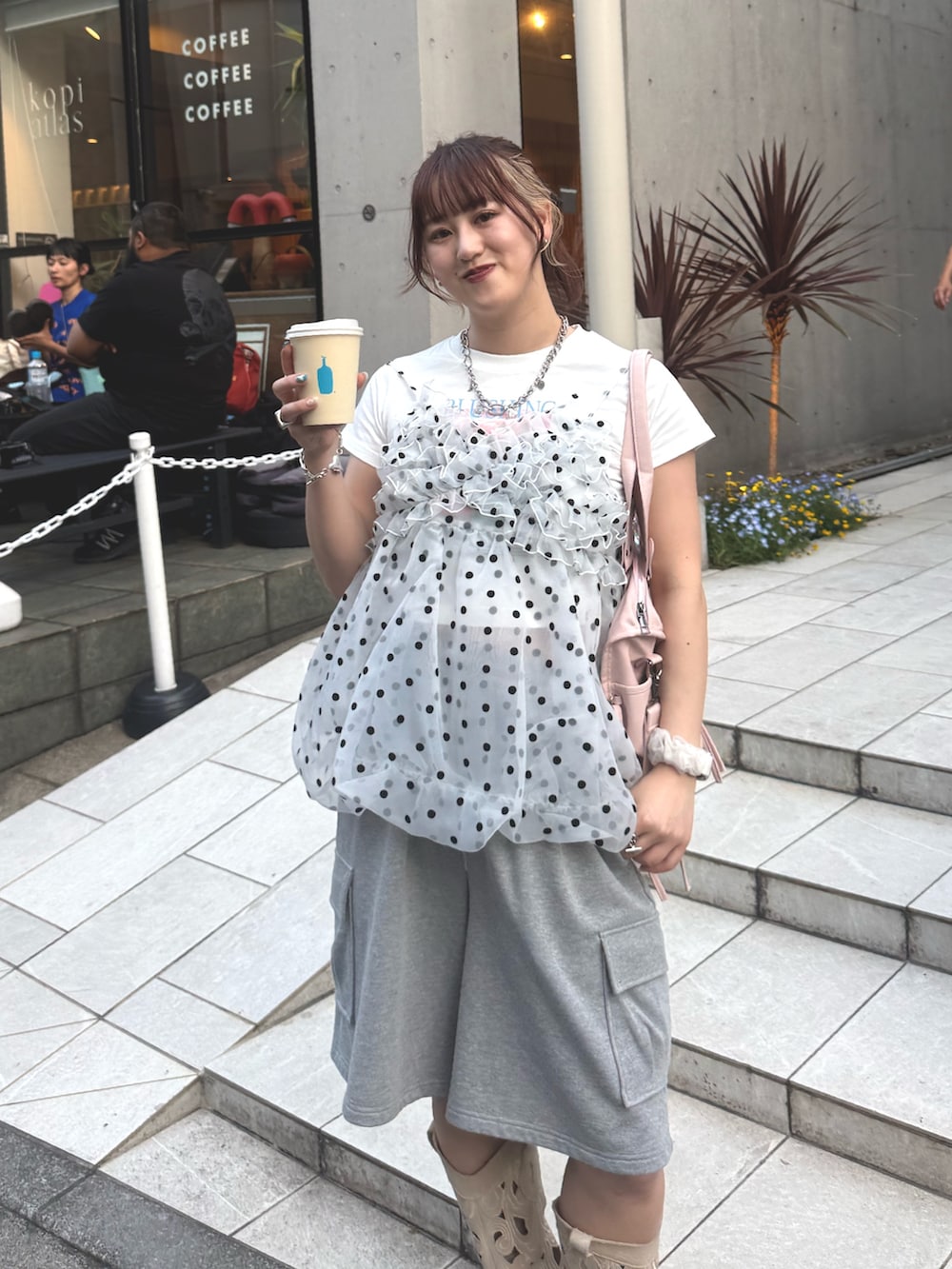 ホワイト系のキャミソール、グレー系のその他パンツ、ホワイト系のTシャツ/カットソーを着用したレディースの春コーディネートの3枚目の写真
