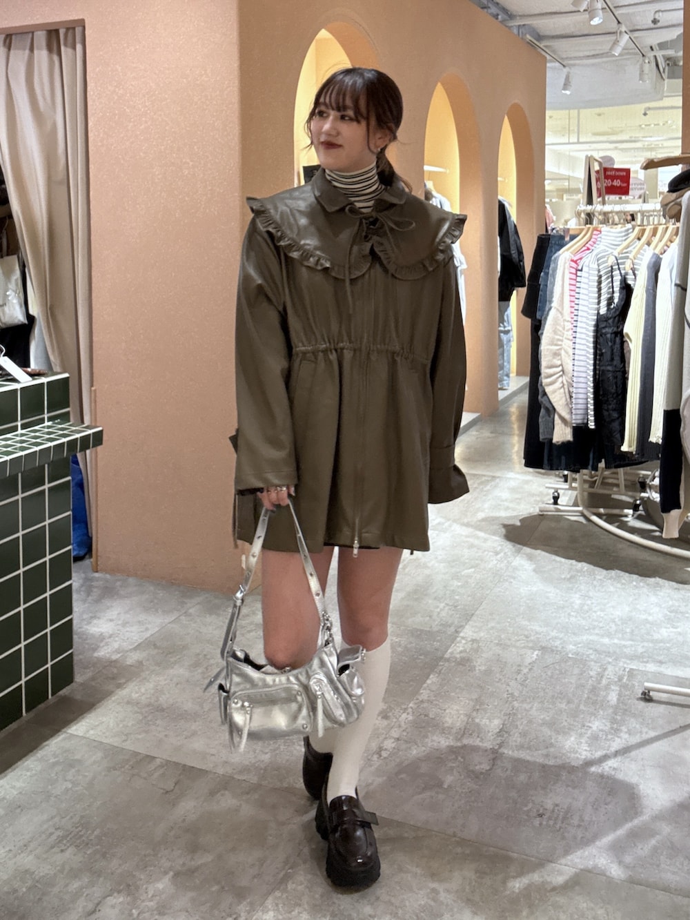 ブラウン系のその他アウター、ブラウン系のその他シューズを着用したレディースの春コーディネートの2枚目の写真