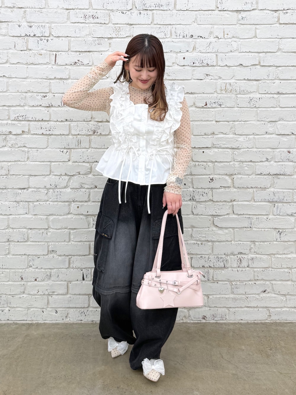 ホワイト系のシャツ/ブラウス、ブラック系のその他パンツ、ホワイト系のTシャツ/カットソーを着用したレディースの春コーディネートの2枚目の写真