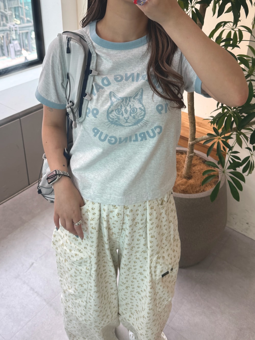 ホワイト系のTシャツ/カットソー、イエロー系のその他パンツ、ホワイト系のトートバッグを着用したレディースの夏コーディネートの3枚目の写真