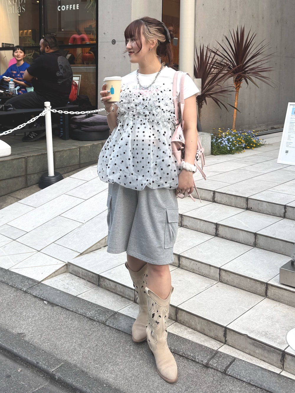 ホワイト系のキャミソール、グレー系のその他パンツ、ホワイト系のTシャツ/カットソーを着用したレディースの春コーディネートの4枚目の写真