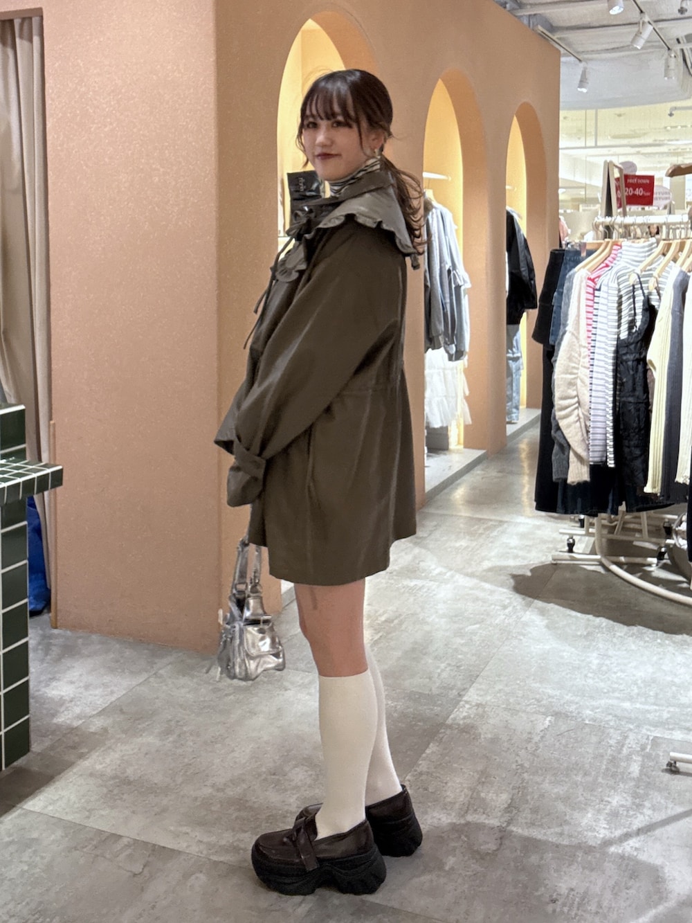 ブラウン系のその他アウター、ブラウン系のその他シューズを着用したレディースの春コーディネートの3枚目の写真