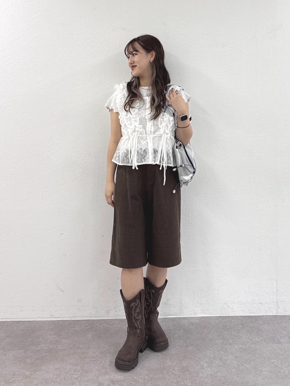 ホワイト系のシャツ/ブラウス、ブラウン系のその他パンツ、ホワイト系のTシャツ/カットソーを着用したレディースの夏コーディネートの2枚目の写真