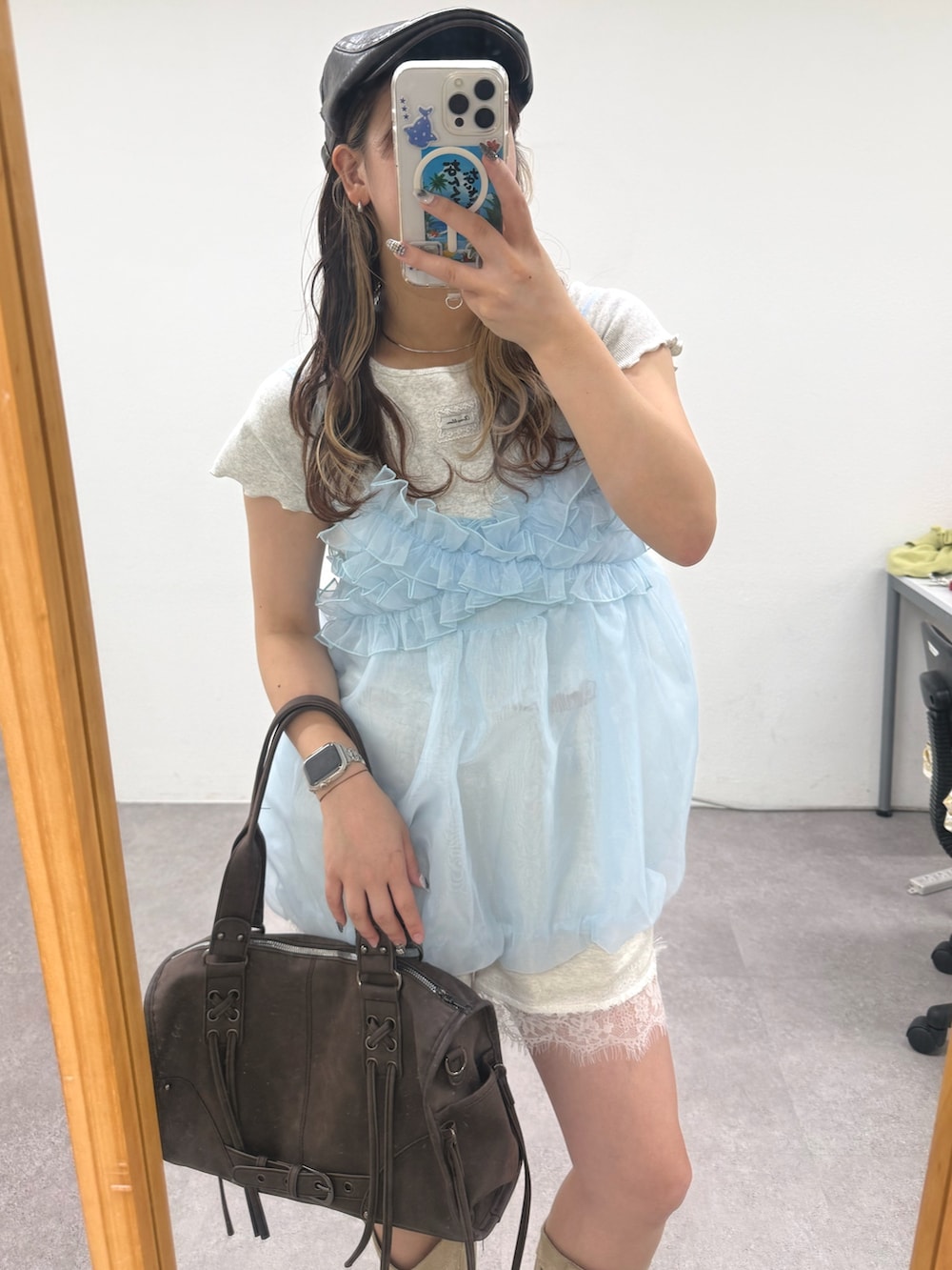ブルー系のキャミソール、ホワイト系のその他パンツ、ブラウン系のボストンバッグを着用したレディースの夏コーディネートの2枚目の写真