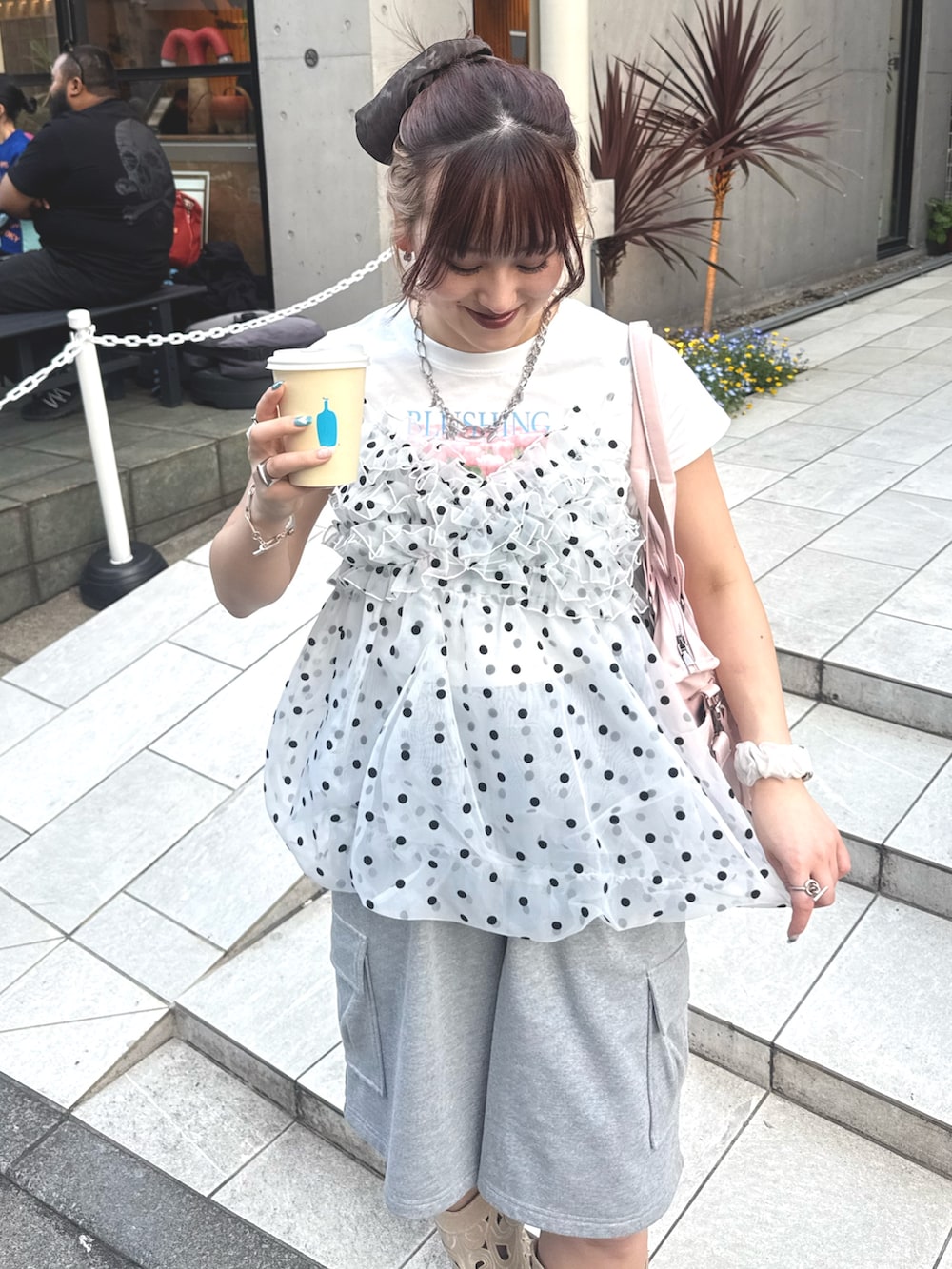 ホワイト系のキャミソール、グレー系のその他パンツ、ホワイト系のTシャツ/カットソーを着用したレディースの春コーディネートの2枚目の写真