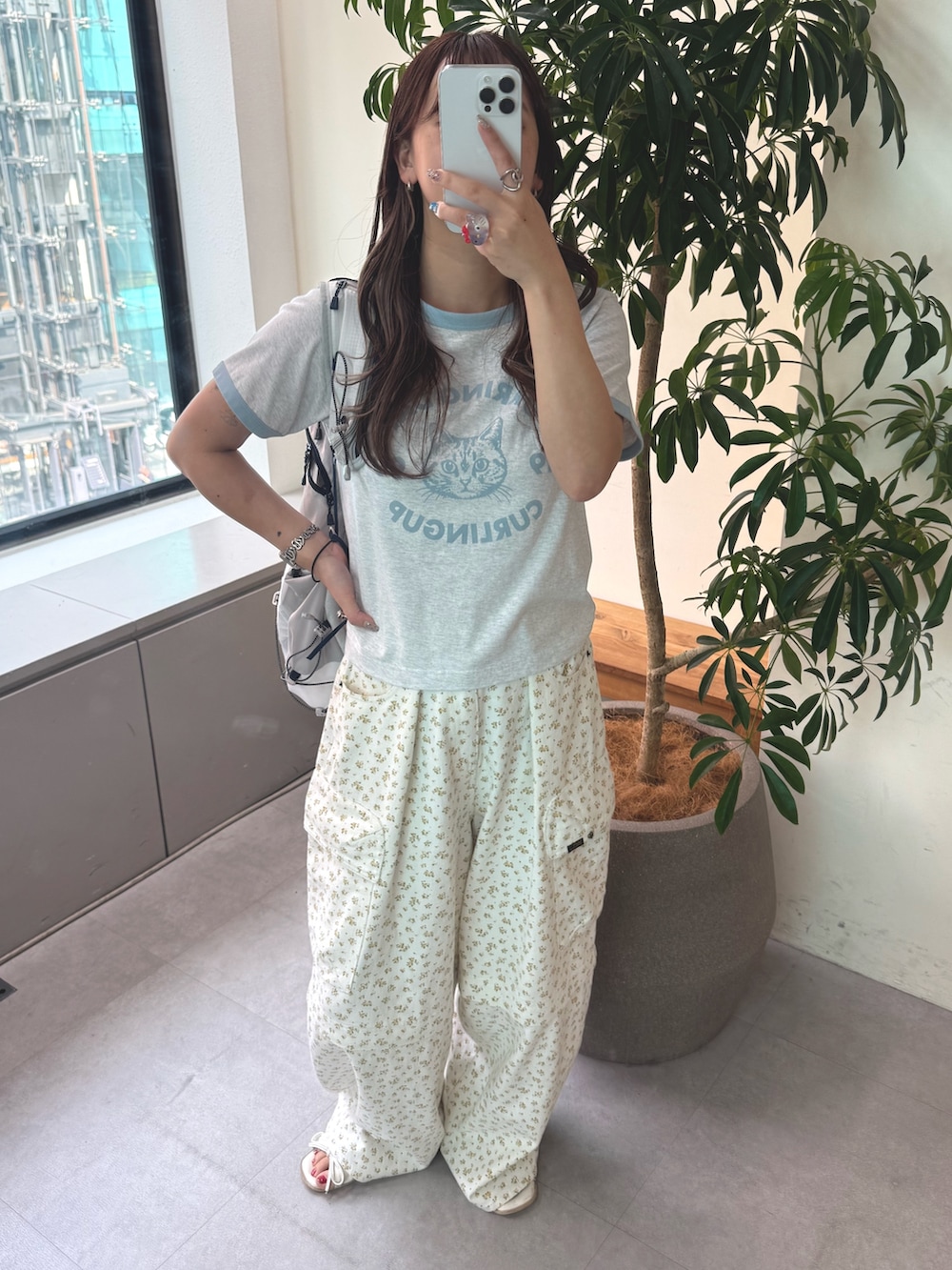 ホワイト系のTシャツ/カットソー、イエロー系のその他パンツ、ホワイト系のトートバッグを着用したレディースの夏コーディネートの2枚目の写真