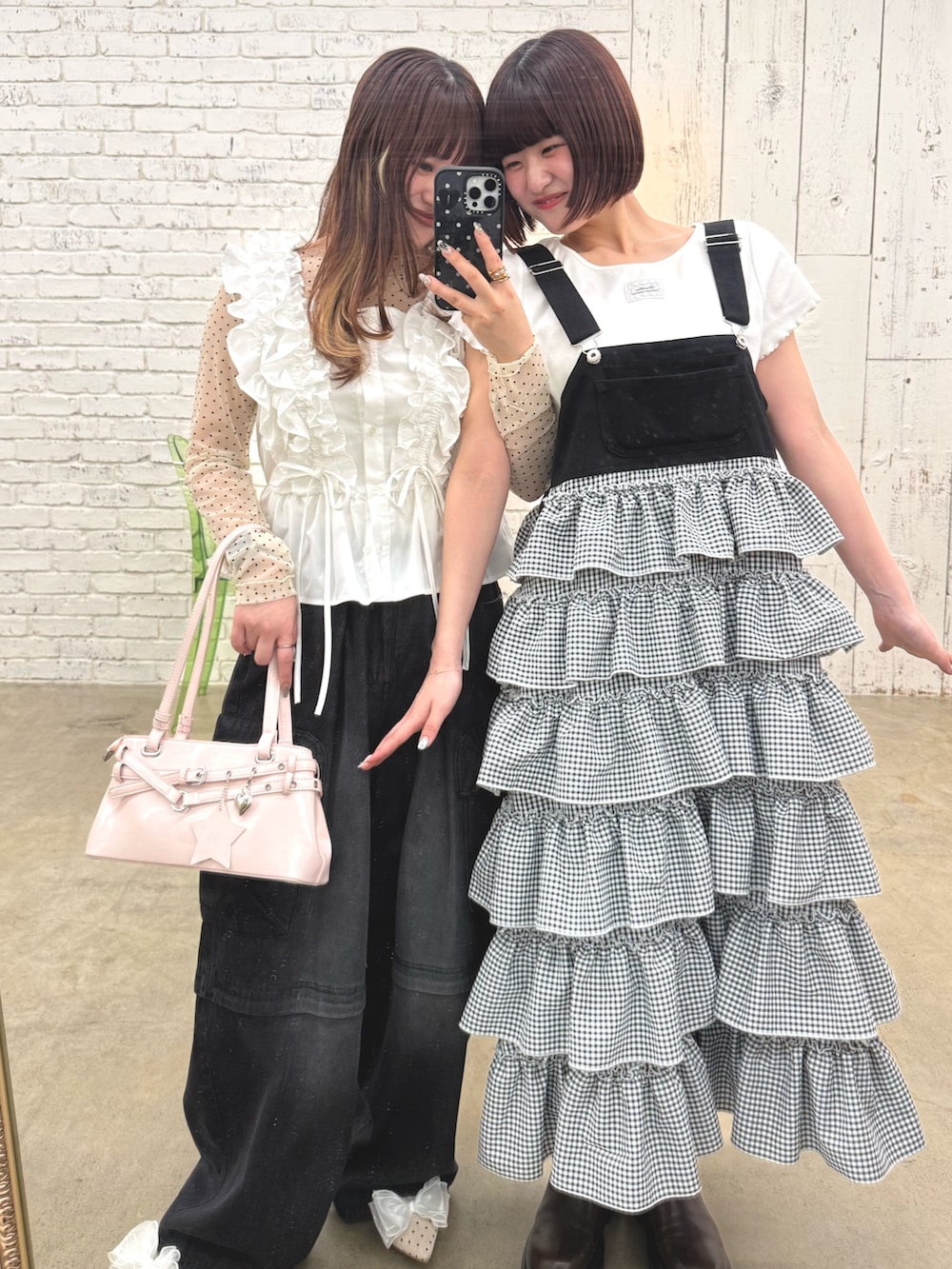 ホワイト系のシャツ/ブラウス、ブラック系のその他パンツ、ピンク系のトートバッグを着用したレディースの春コーディネートの4枚目の写真