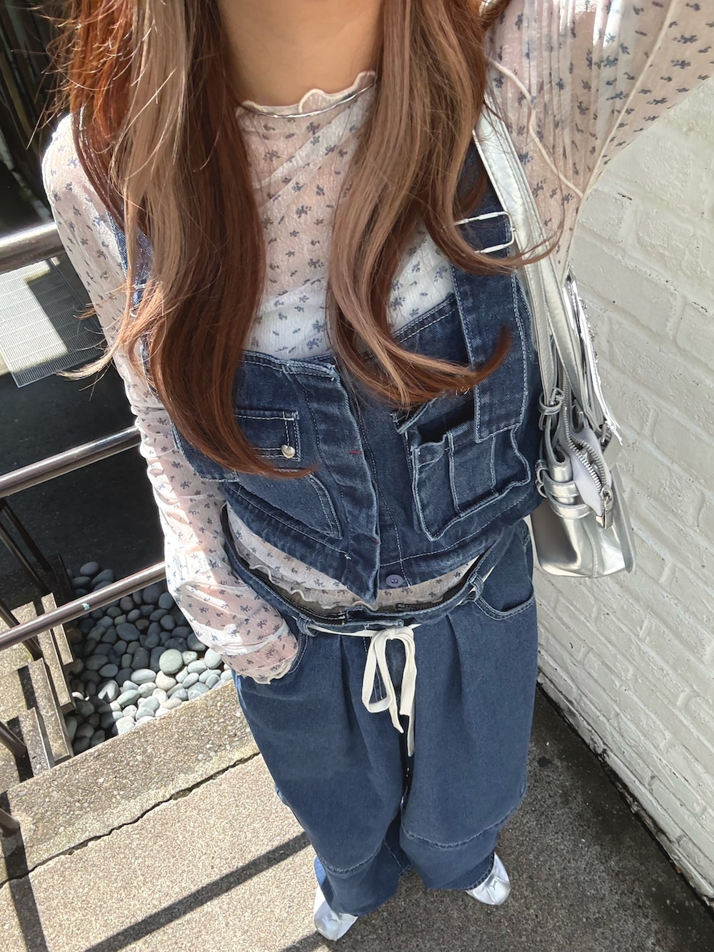ブルー系のその他パンツ、ブルー系のTシャツ/カットソー、シルバー系のトートバッグを着用したレディースの夏コーディネートの2枚目の写真