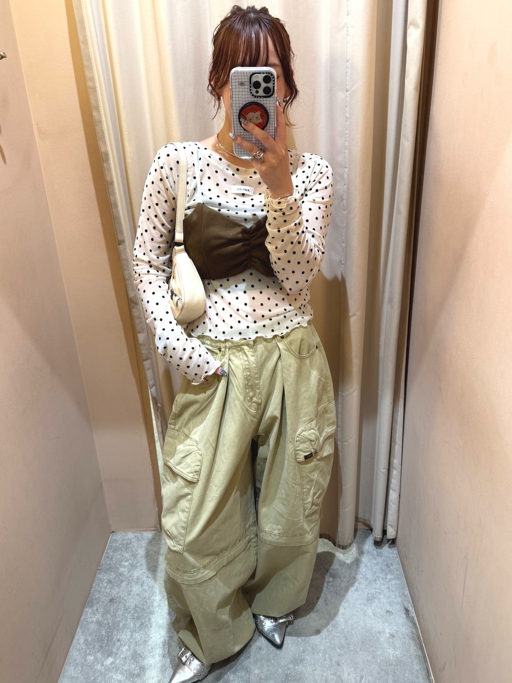 ホワイト系のTシャツ/カットソー、イエロー系のシャツ/ブラウス、ベージュ系のその他パンツを着用したレディースの秋コーディネートの2枚目の写真