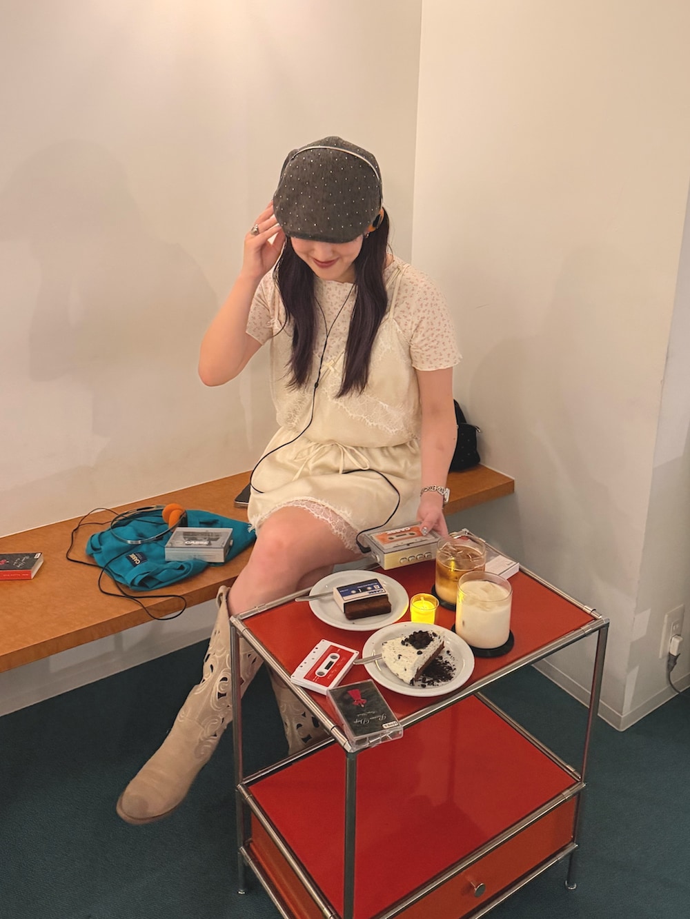 ホワイト系のワンピースを着用したレディースの夏コーディネートの2枚目の写真