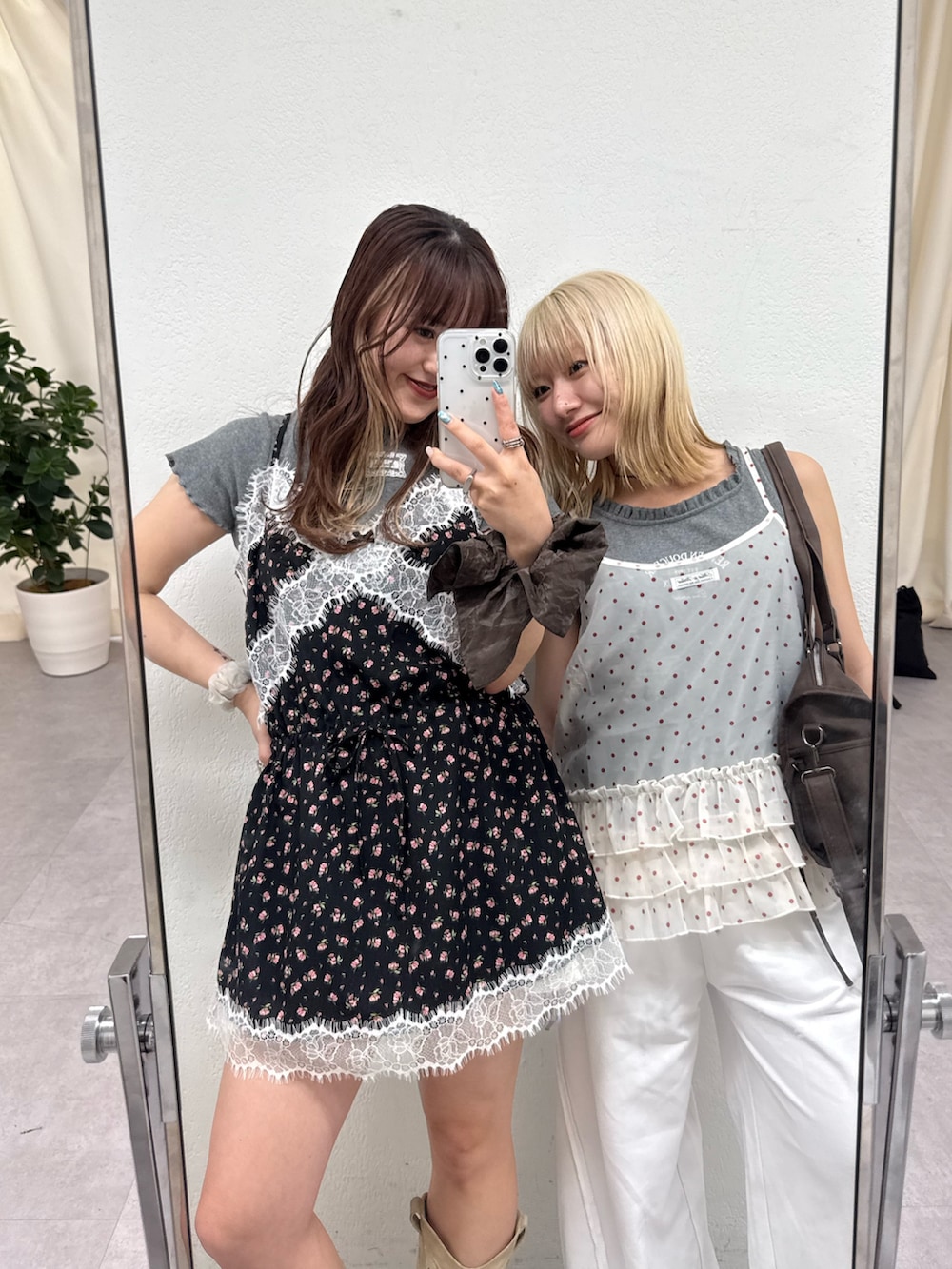 ブラック系のワンピース、グレー系のTシャツ/カットソー、ブラウン系のボストンバッグを着用したレディースの春コーディネートの4枚目の写真