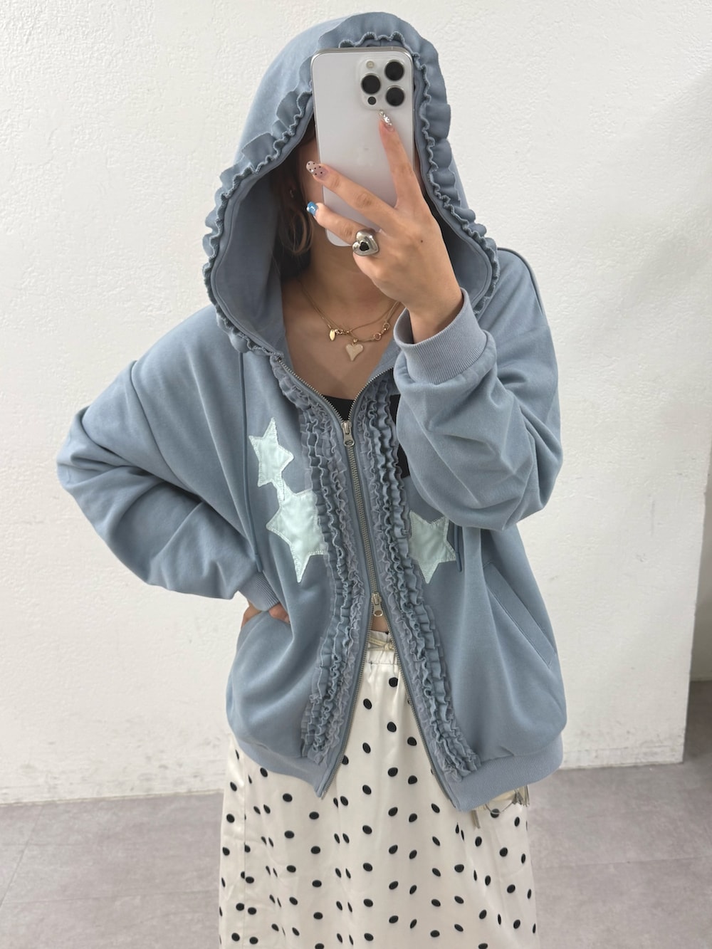 ブルー系のパーカー、ホワイト系のスカートを着用したレディースの夏コーディネートの3枚目の写真