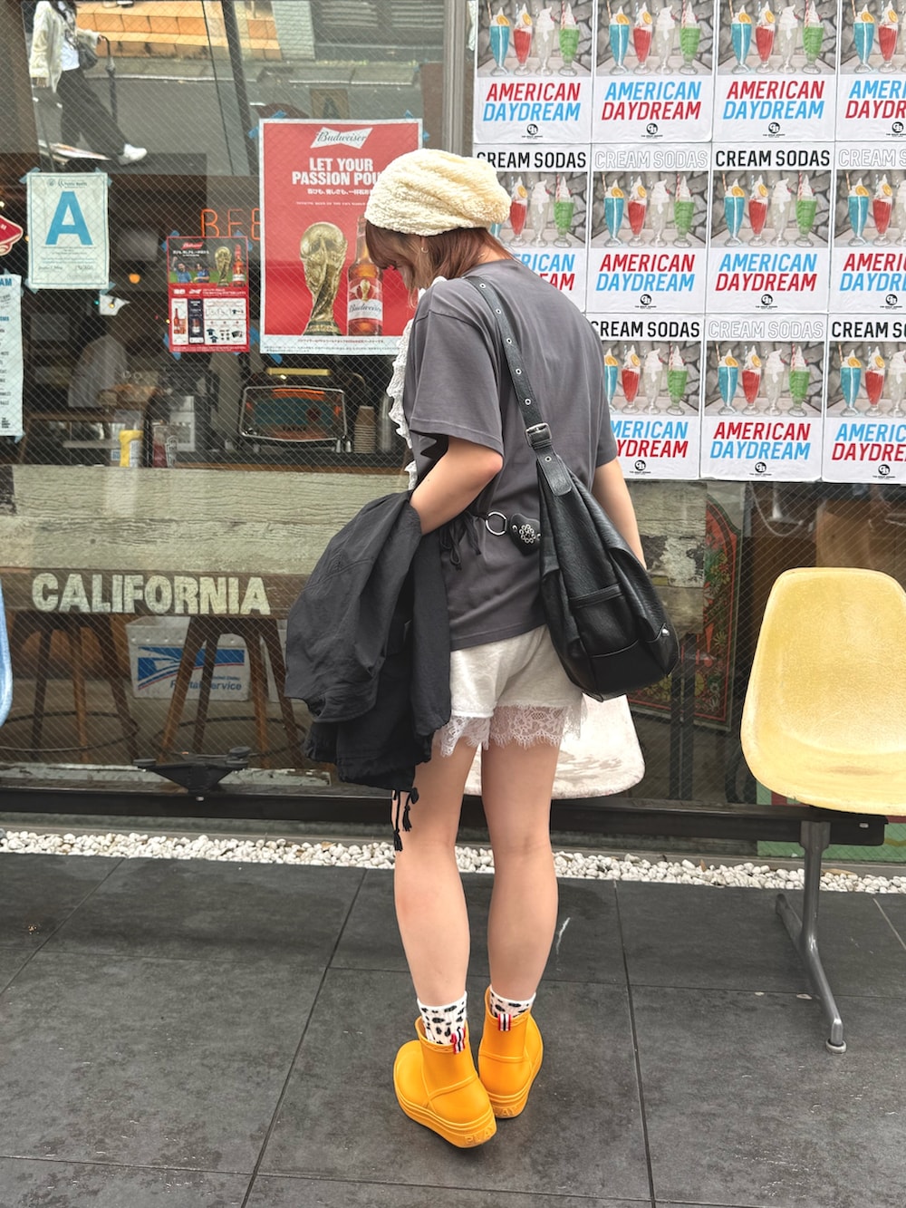 ブラック系のTシャツ/カットソー、ホワイト系のその他パンツ、ブラック系のトートバッグを着用したレディースの夏コーディネートの2枚目の写真