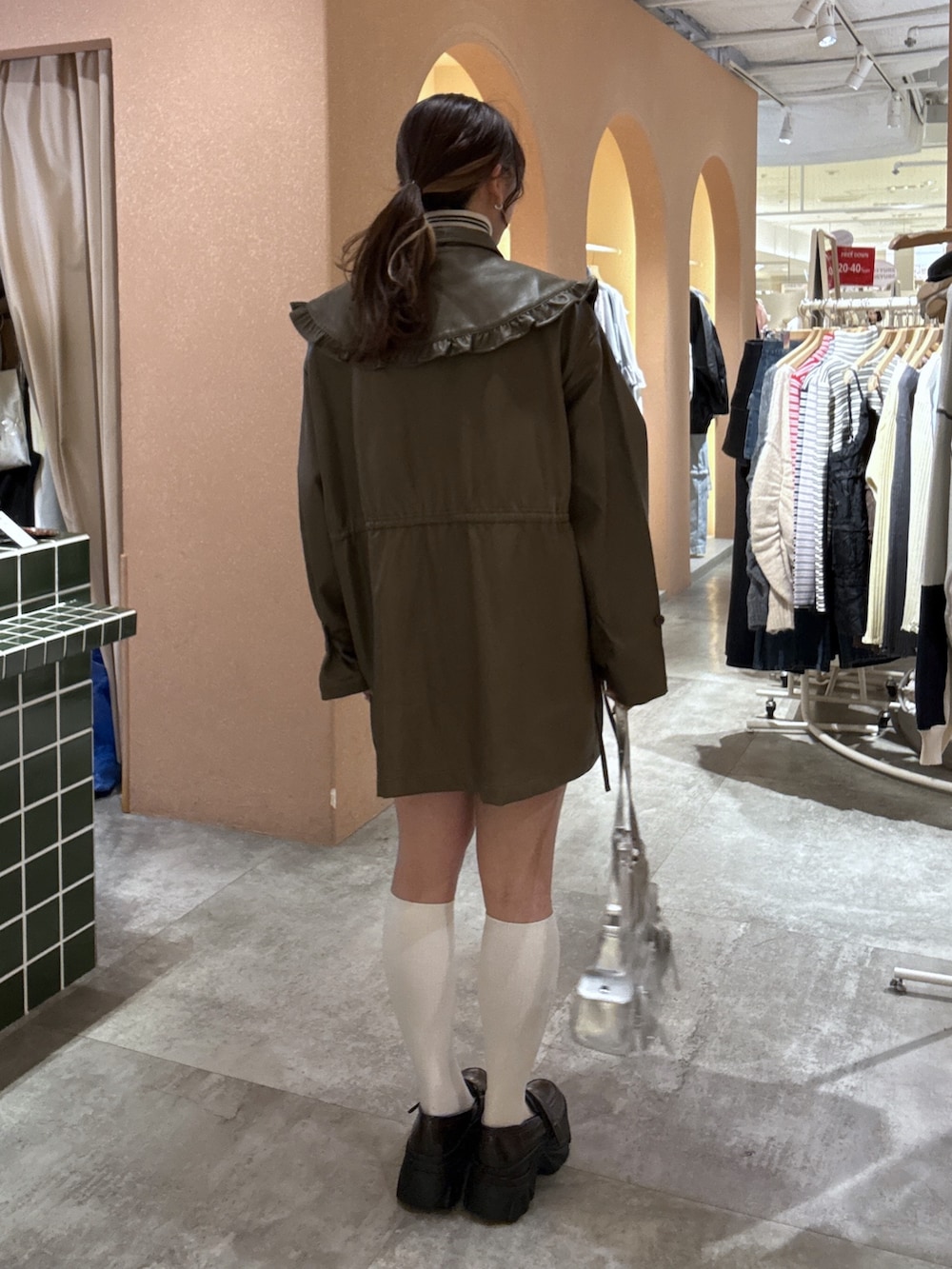 ブラウン系のその他アウター、ブラウン系のその他シューズを着用したレディースの春コーディネートの4枚目の写真