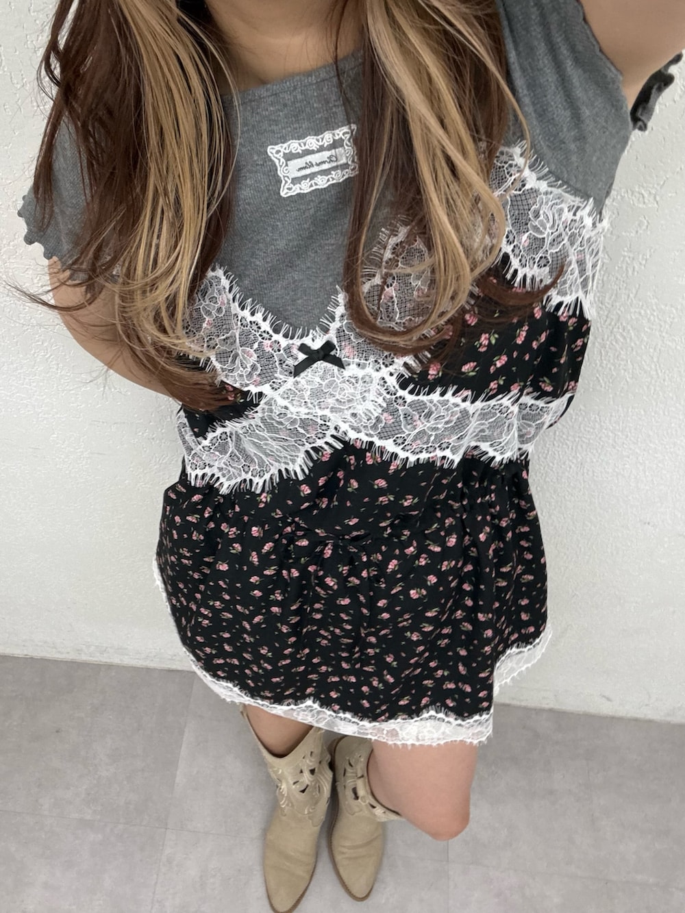 ブラック系のワンピース、グレー系のTシャツ/カットソー、ブラウン系のボストンバッグを着用したレディースの春コーディネートの3枚目の写真