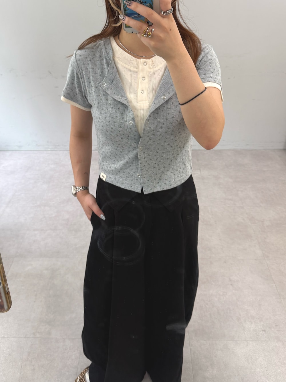 グレー系のTシャツ/カットソー、ブラック系のその他パンツを着用したレディースの夏コーディネートの2枚目の写真