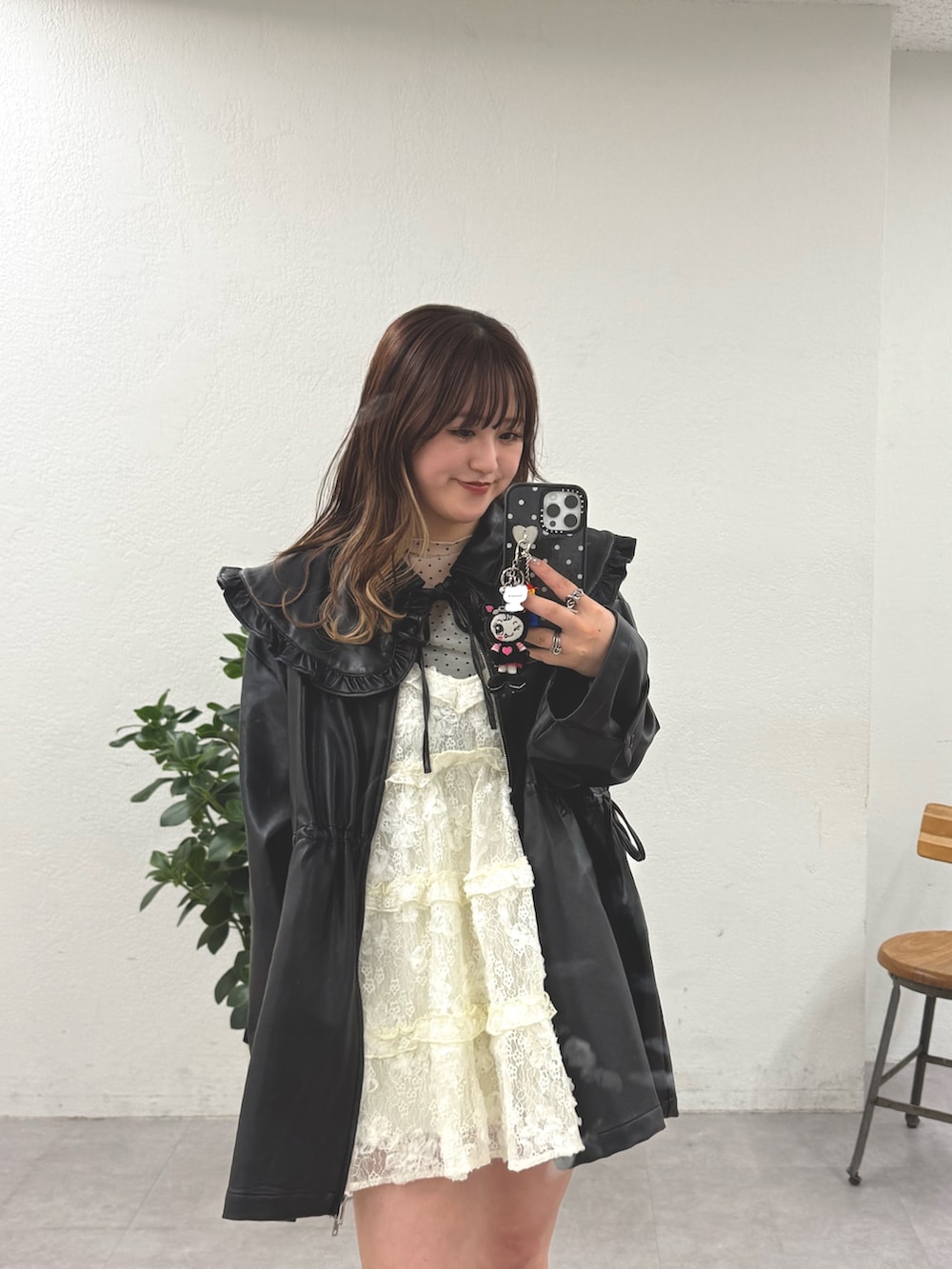 ブラック系のその他アウター、ホワイト系のワンピースを着用したレディースの春コーディネートの2枚目の写真