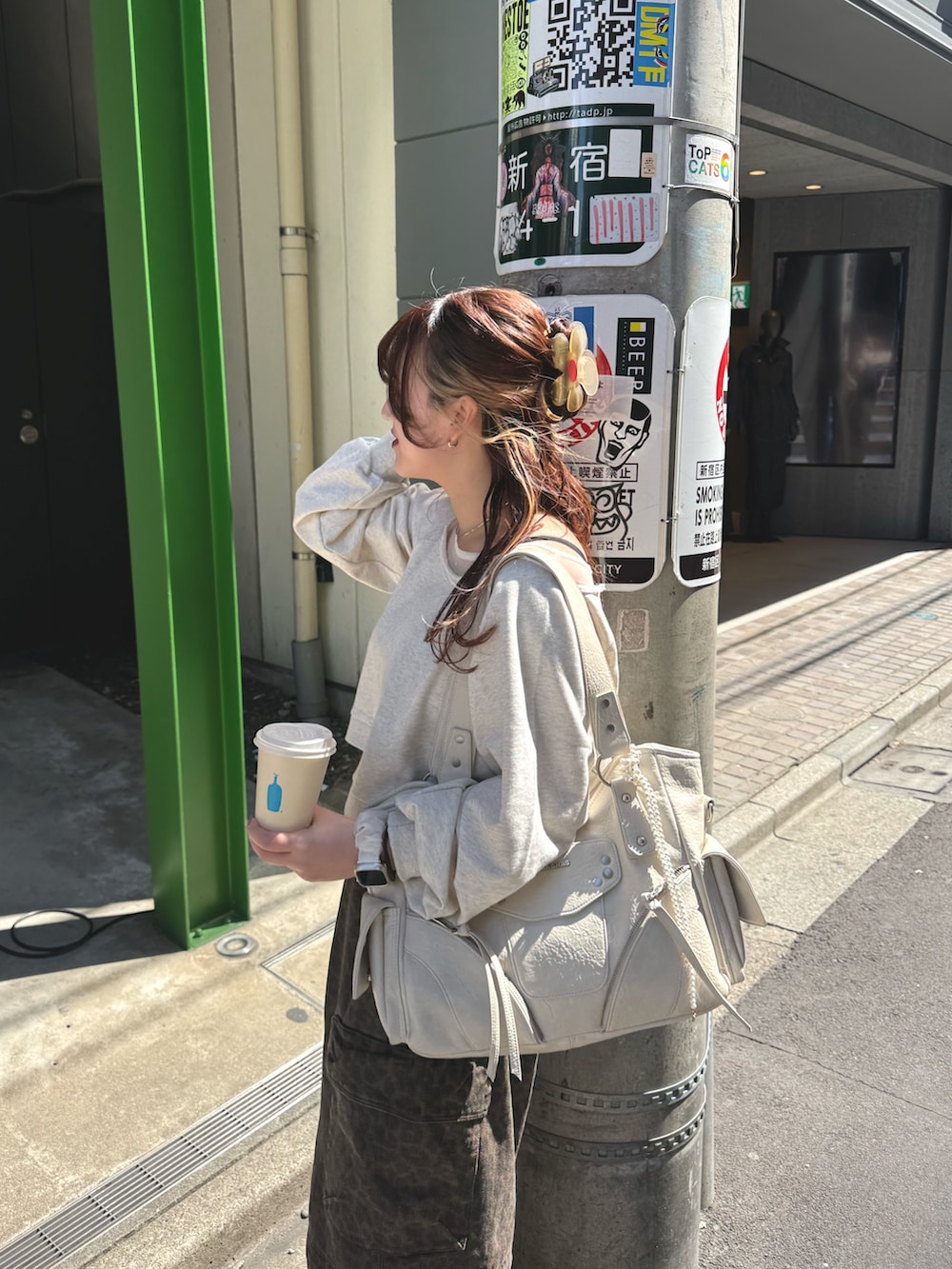 ホワイト系のTシャツ/カットソー、ブラウン系のその他パンツ、ベージュ系のショルダーバッグを着用したレディースの春コーディネートの3枚目の写真