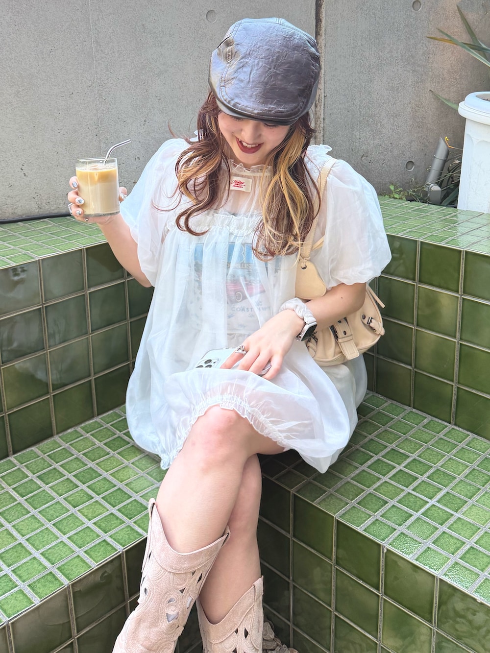 ホワイト系のトートバッグ、ホワイト系のTシャツ/カットソー、ホワイト系のシャツ/ブラウスを着用したレディースの春コーディネートの2枚目の写真