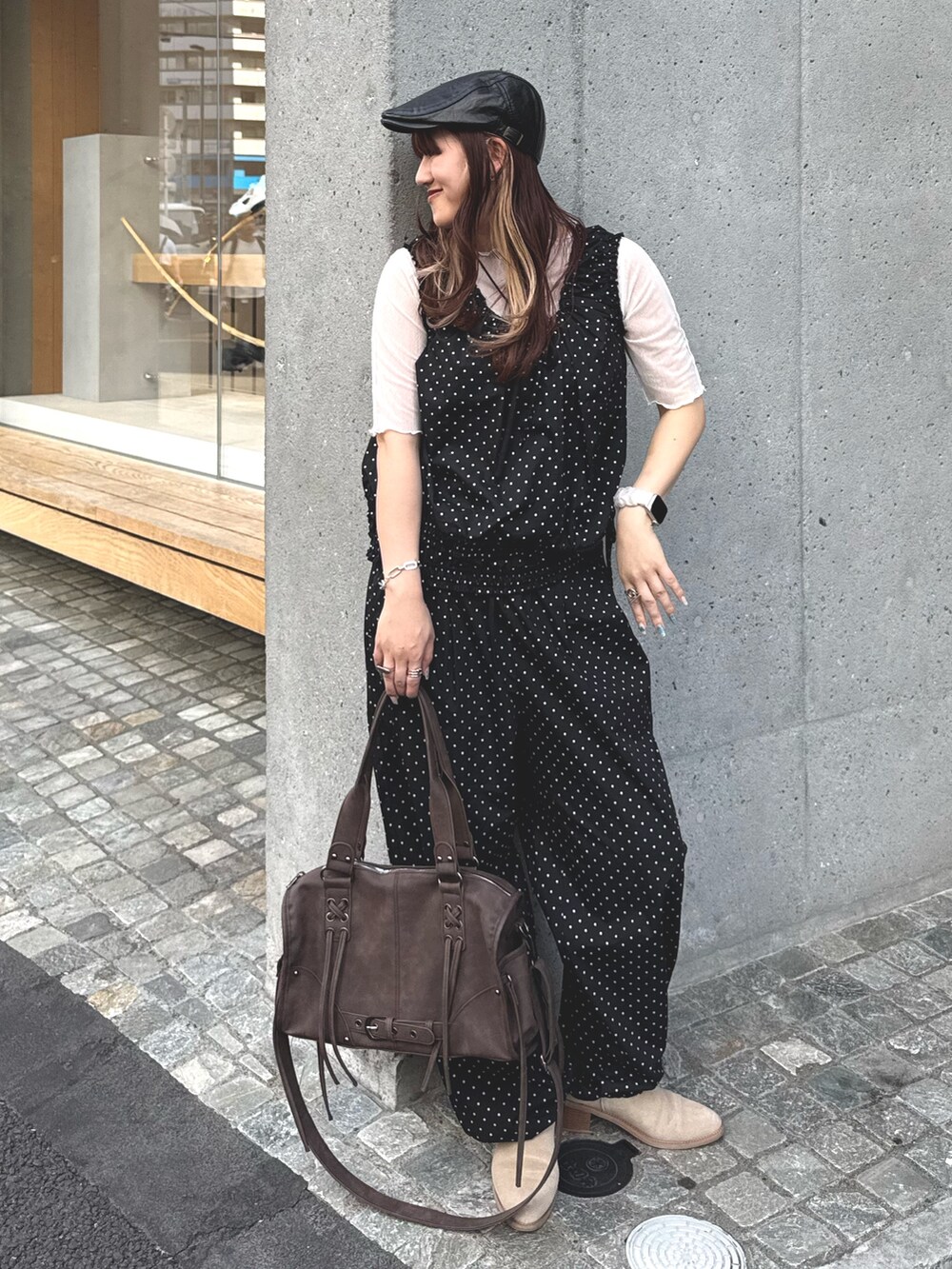 ブラック系のシャツ/ブラウス、ブラック系のその他パンツ、ブラウン系のボストンバッグを着用したレディースの春コーディネートの4枚目の写真