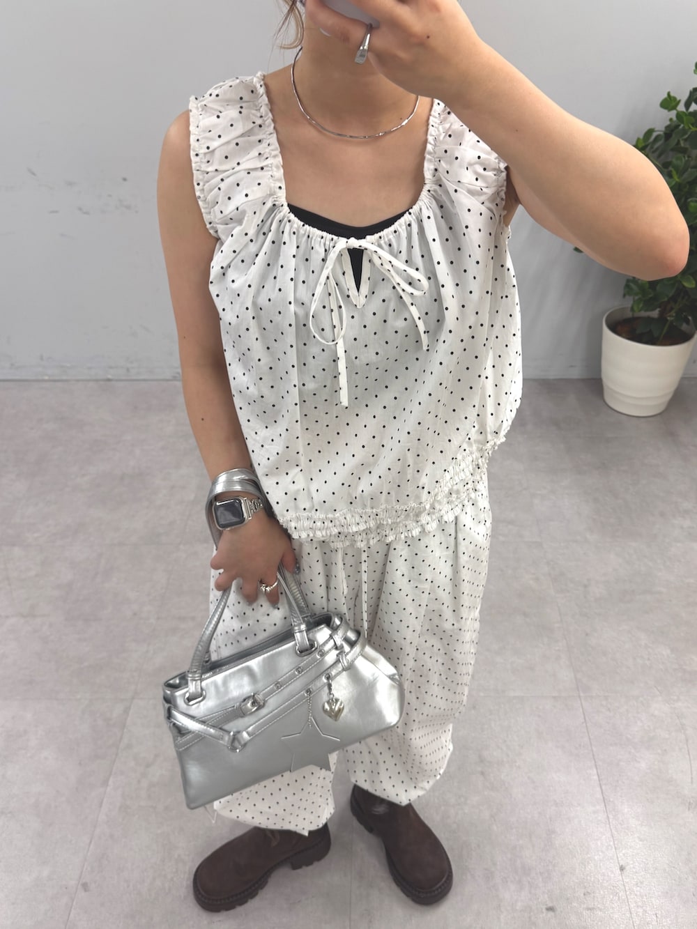 ホワイト系のシャツ/ブラウス、ホワイト系のその他パンツ、シルバー系のトートバッグを着用したレディースの夏コーディネートの2枚目の写真