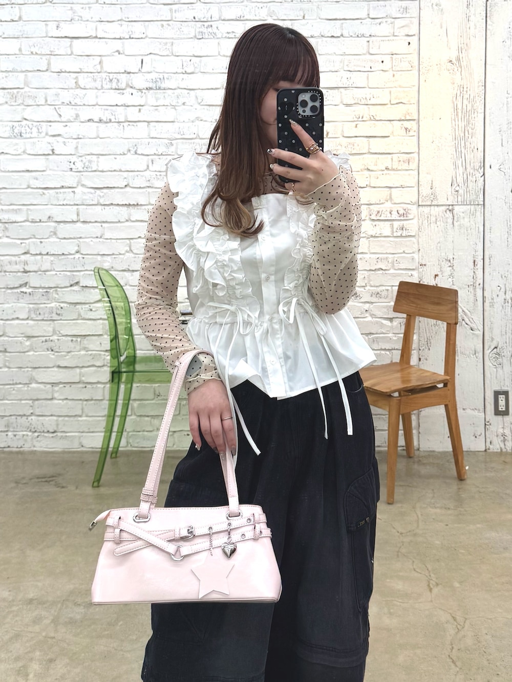 ホワイト系のシャツ/ブラウス、ブラック系のその他パンツ、ピンク系のトートバッグを着用したレディースの春コーディネートの3枚目の写真