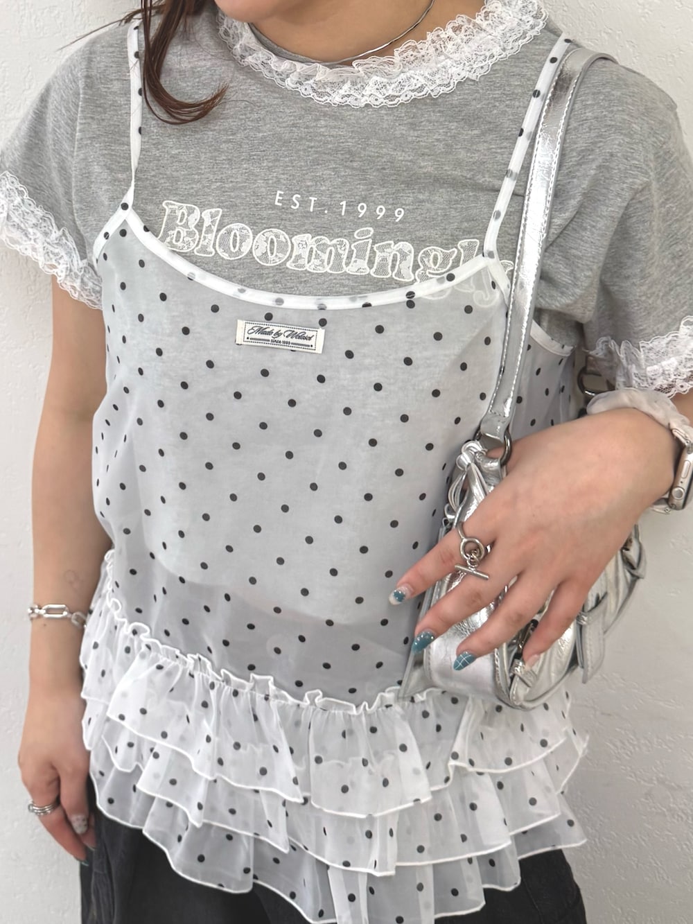 ホワイト系のキャミソール、ブラック系のその他パンツ、シルバー系のトートバッグを着用したレディースの春コーディネートの2枚目の写真
