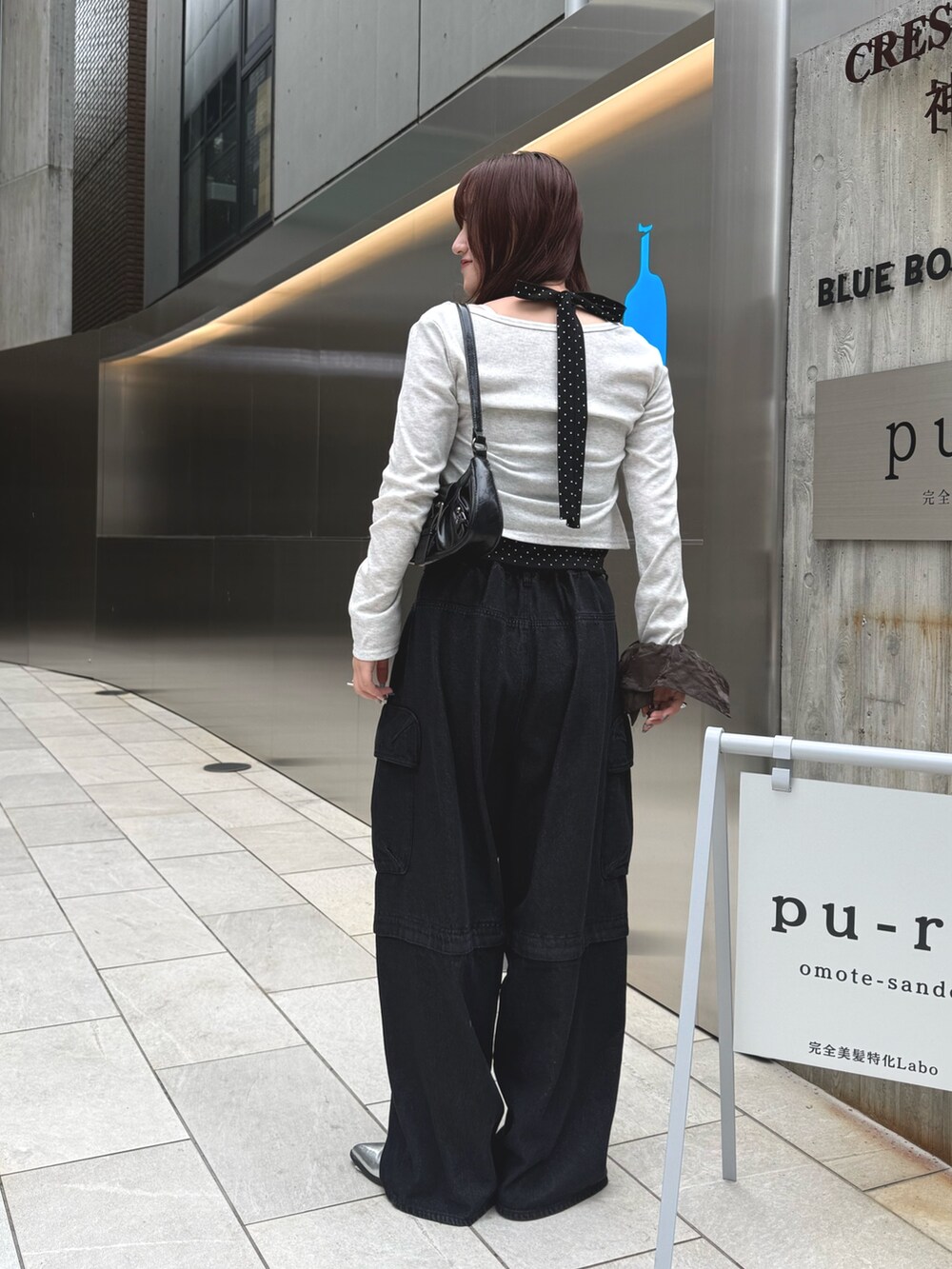 グレー系のTシャツ/カットソー、ブラック系のその他パンツを着用したレディースの春コーディネートの3枚目の写真