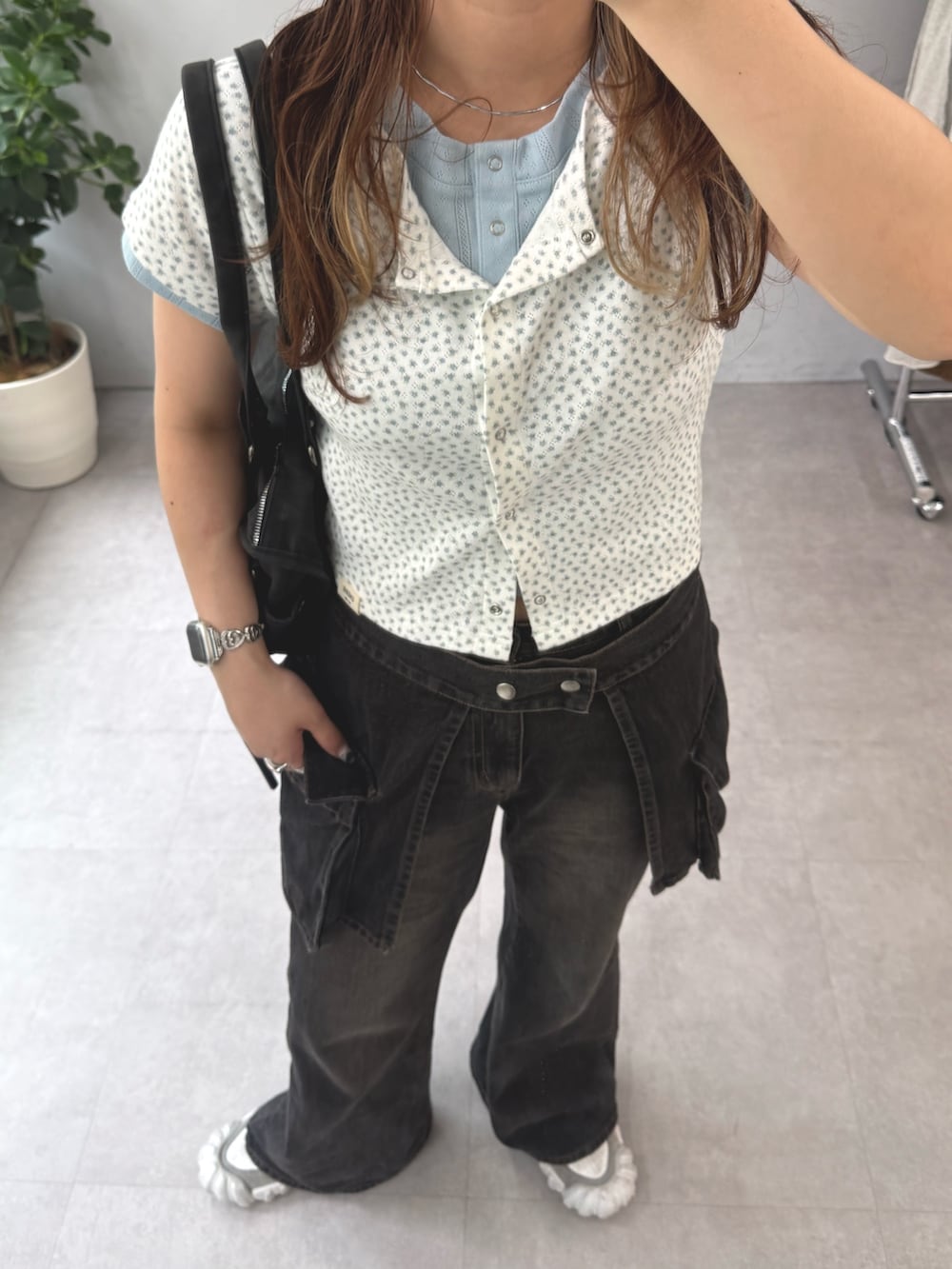 ホワイト系のTシャツ/カットソー、ブルー系のデニムパンツ、ブラック系のボストンバッグを着用したレディースの夏コーディネートの2枚目の写真