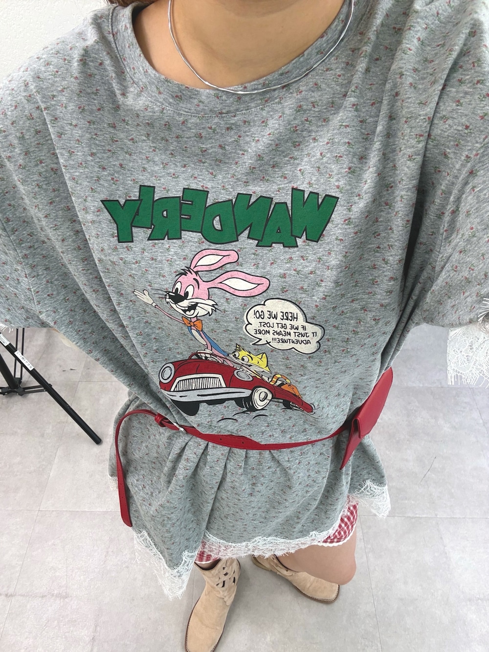 グレー系のTシャツ/カットソー、レッド系のその他パンツ、レッド系のベルトを着用したレディースの春コーディネートの3枚目の写真