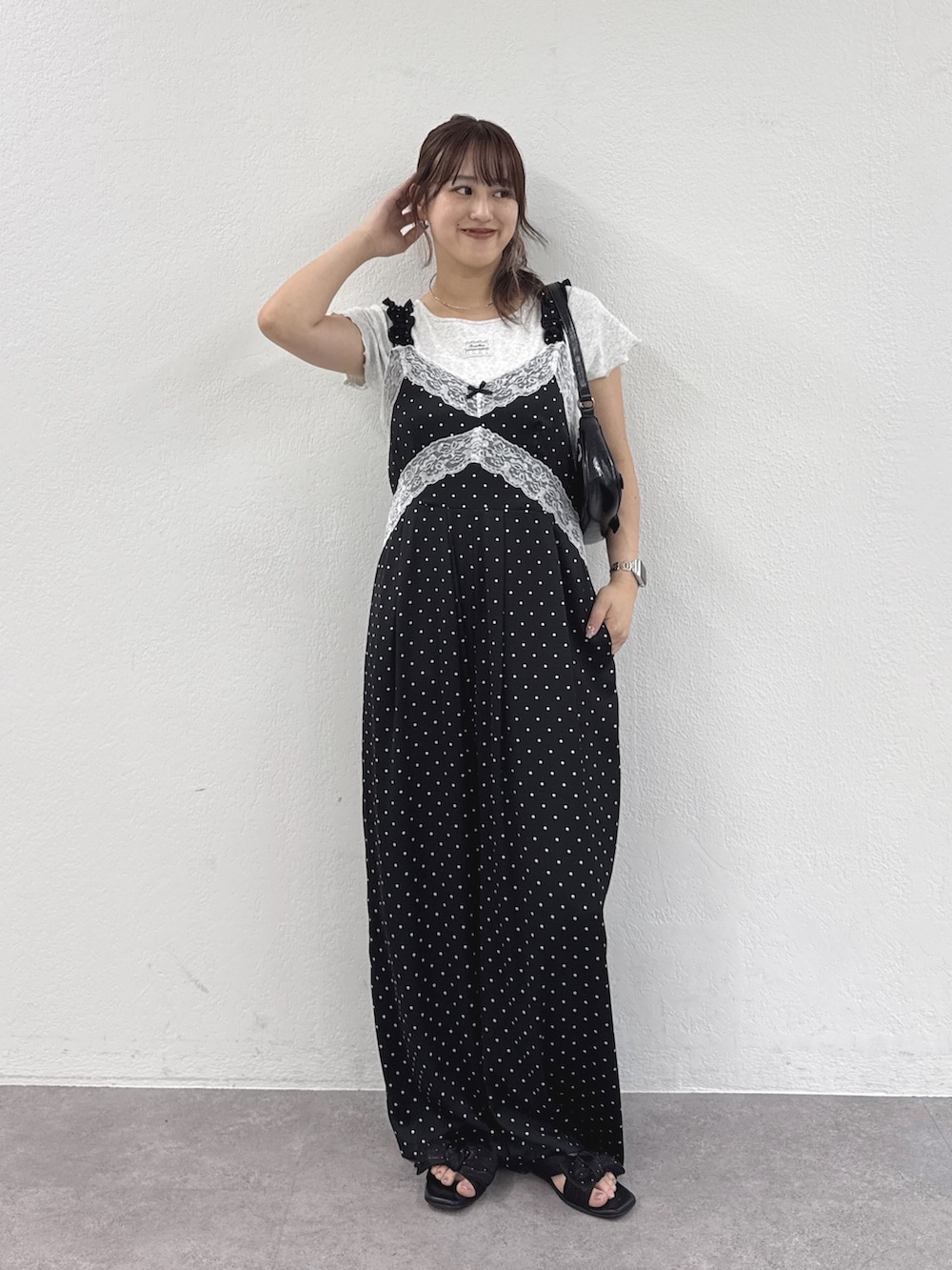 ブラック系のサロペット/オーバーオール、ホワイト系のTシャツ/カットソーを着用したレディースの夏コーディネートの2枚目の写真
