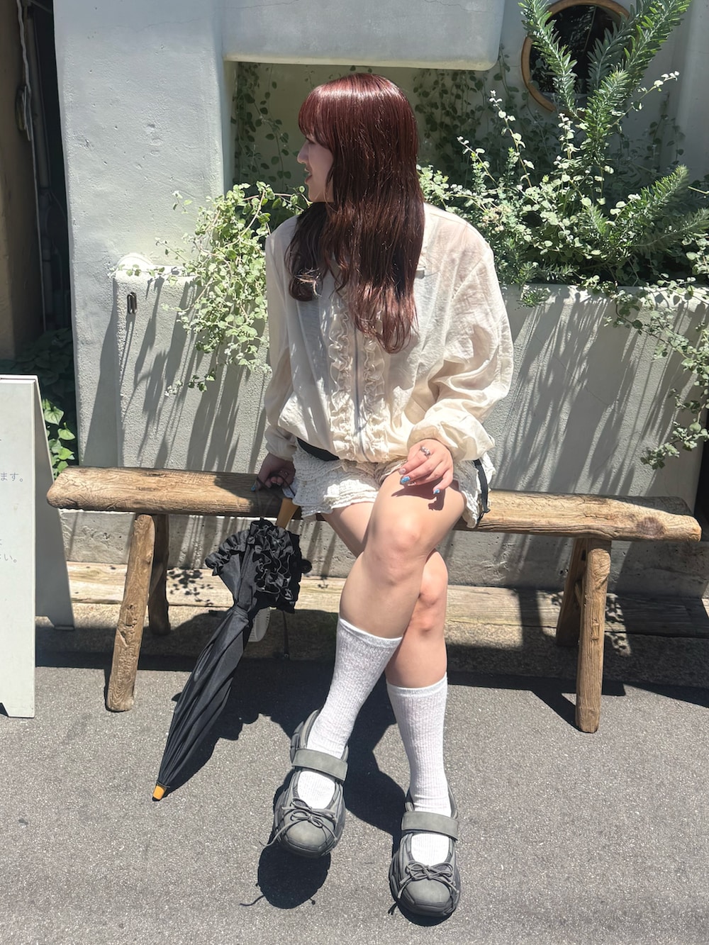 ホワイト系のブルゾン、ホワイト系のスカートを着用したレディースの夏コーディネートの3枚目の写真