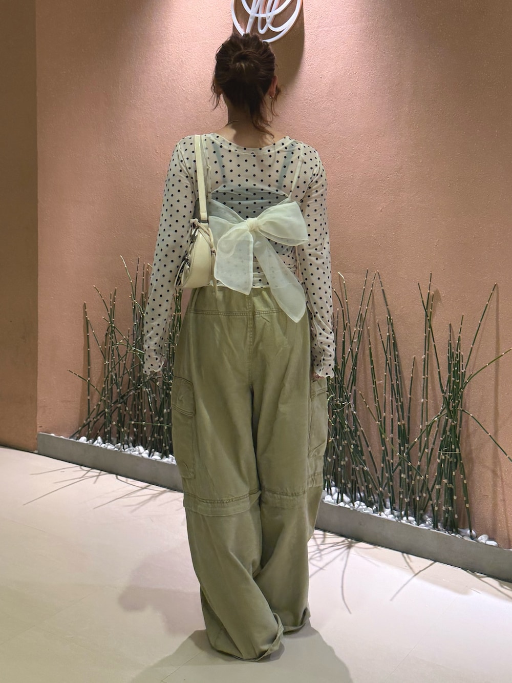 ホワイト系のTシャツ/カットソー、イエロー系のシャツ/ブラウス、ベージュ系のその他パンツを着用したレディースの秋コーディネートの3枚目の写真