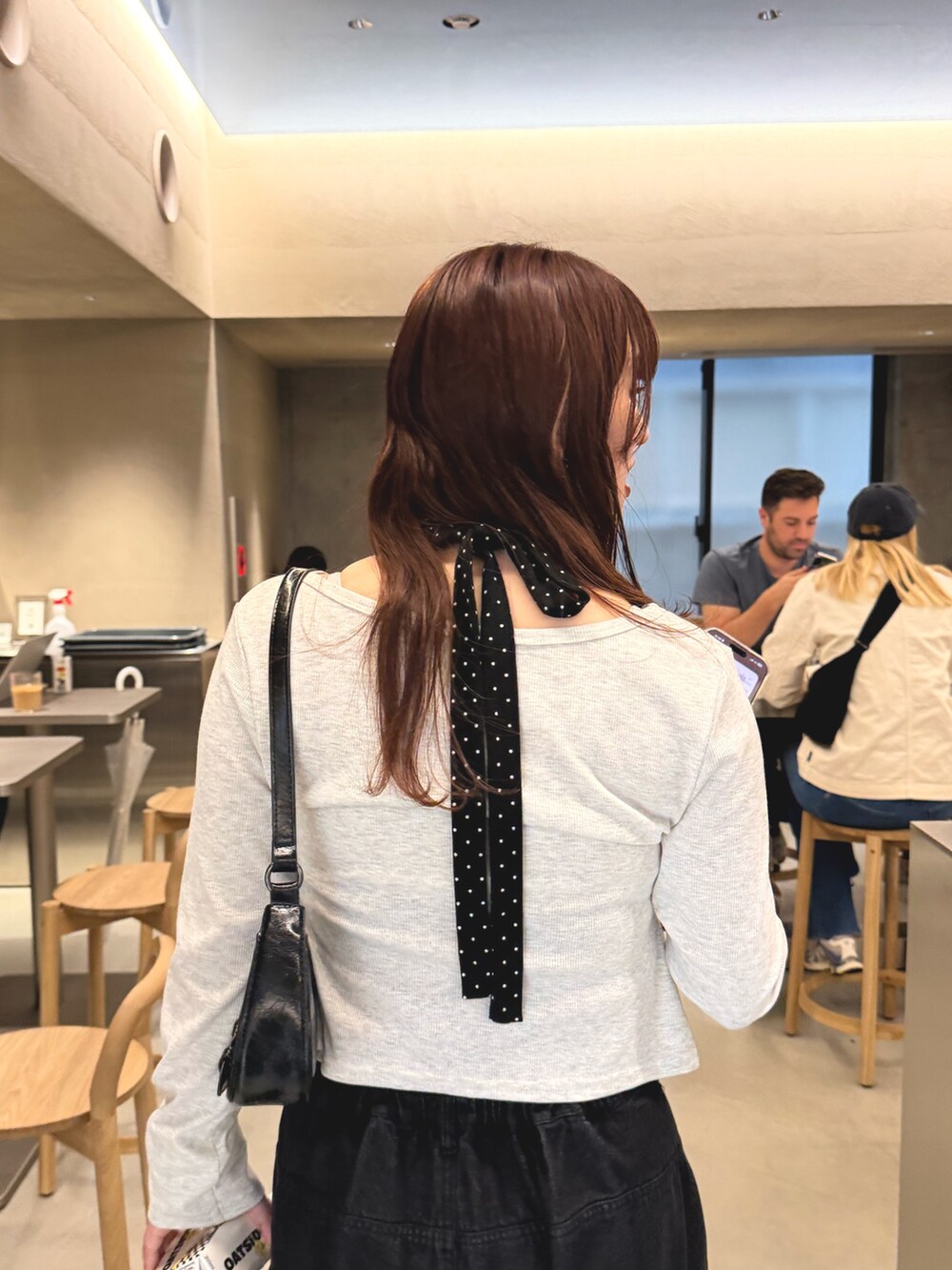 グレー系のTシャツ/カットソー、ブラック系のその他パンツを着用したレディースの春コーディネートの5枚目の写真