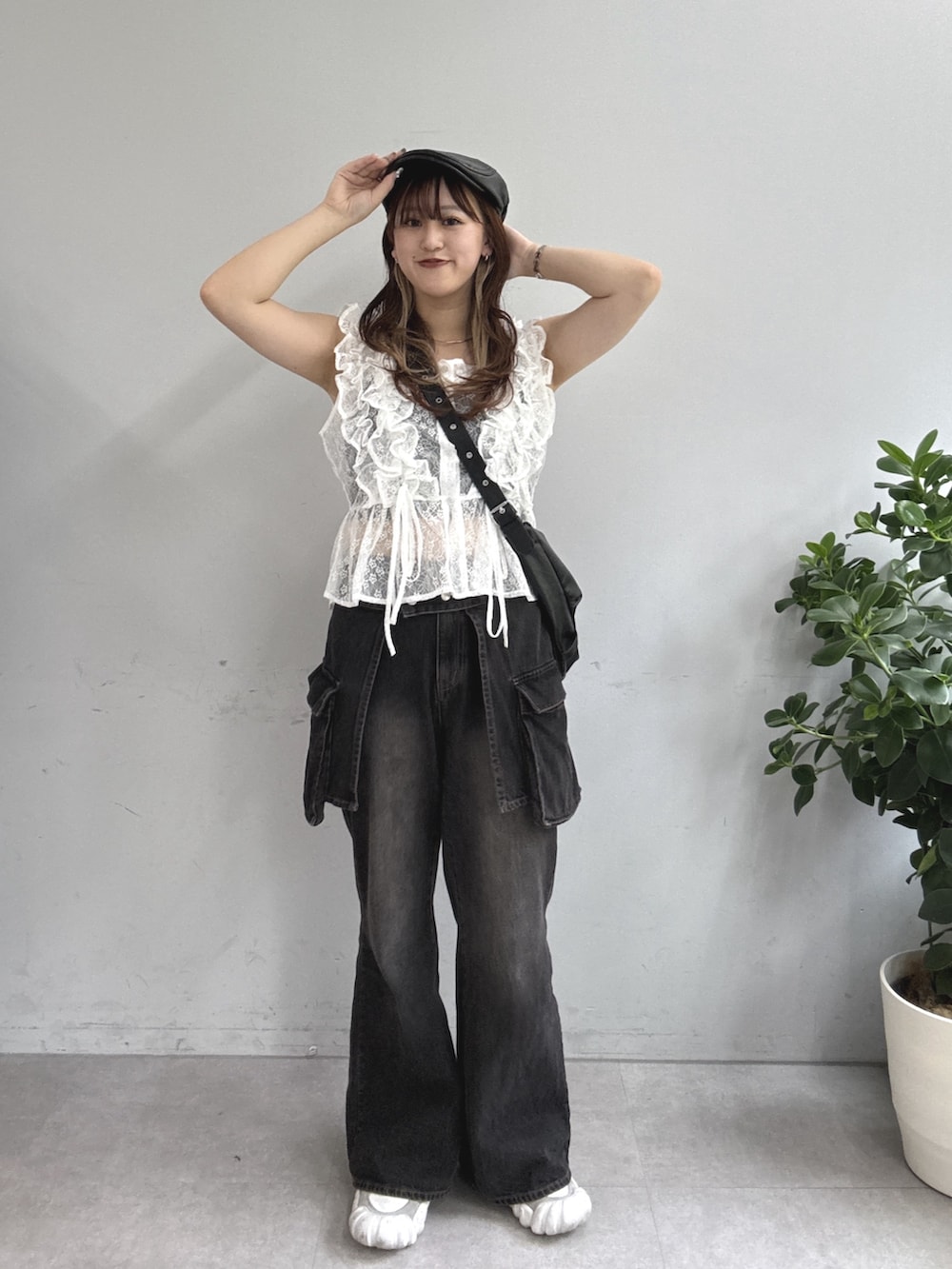 ホワイト系のシャツ/ブラウス、ブラック系のデニムパンツ、ブラック系のトートバッグを着用したレディースの夏コーディネートの2枚目の写真
