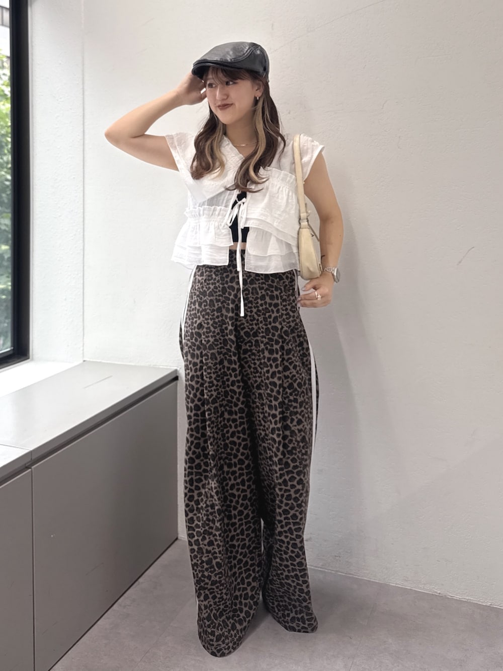 ブラウン系のその他パンツ、ホワイト系のシャツ/ブラウス、ホワイト系のトートバッグを着用したレディースの夏コーディネートの2枚目の写真