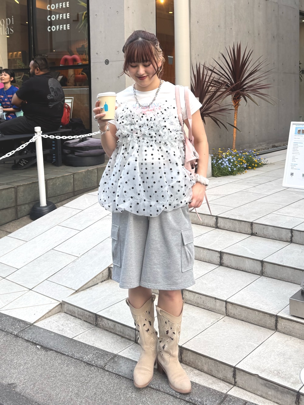 グレー系のその他パンツ、ピンク系のボストンバッグ、ホワイト系のキャミソールを着用したレディースの春コーディネートの2枚目の写真