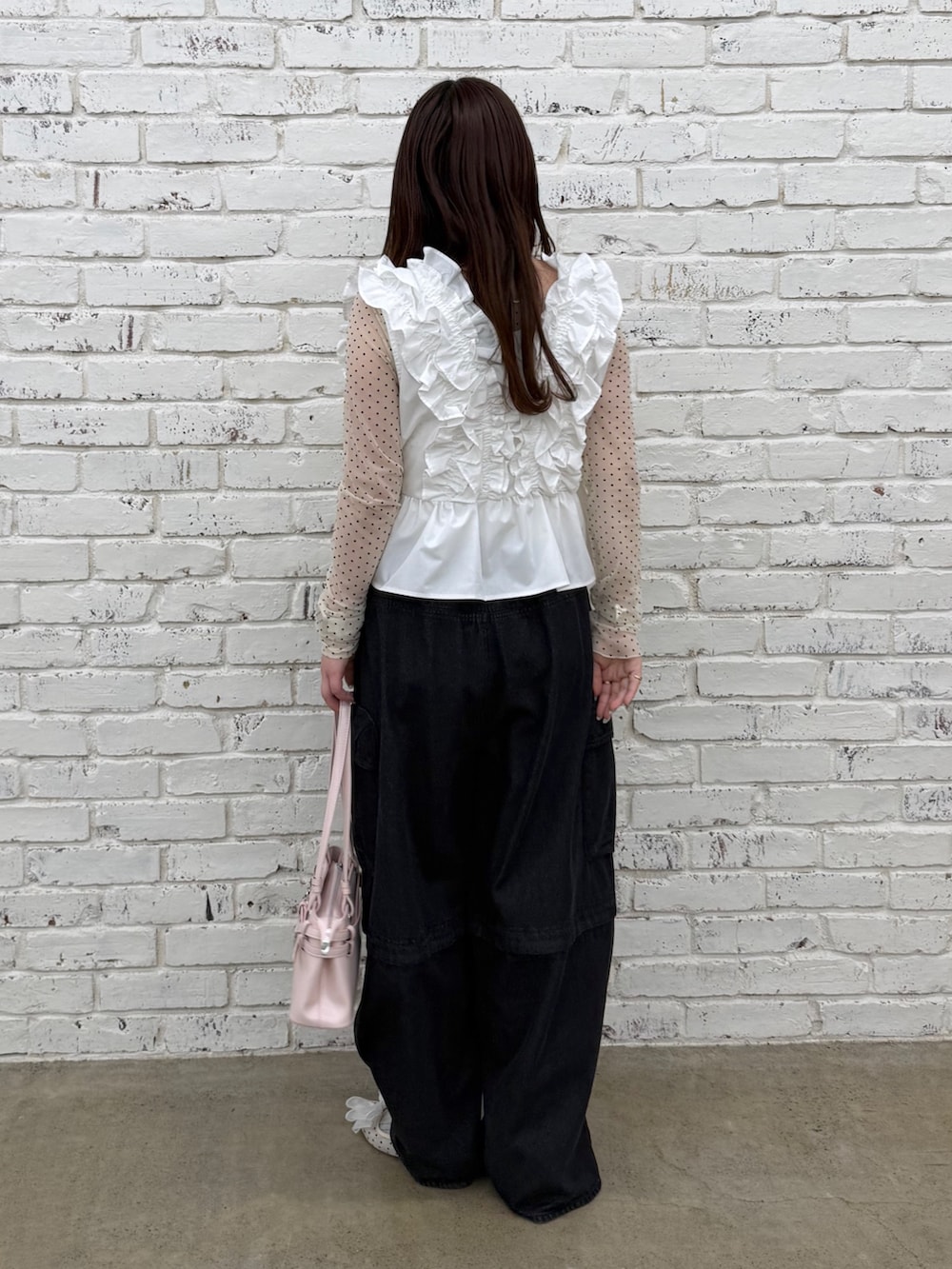 ホワイト系のシャツ/ブラウス、ブラック系のその他パンツ、ホワイト系のTシャツ/カットソーを着用したレディースの春コーディネートの3枚目の写真