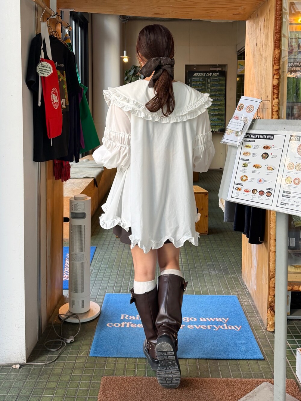 ホワイト系のワンピースを着用したレディースの春コーディネートの2枚目の写真