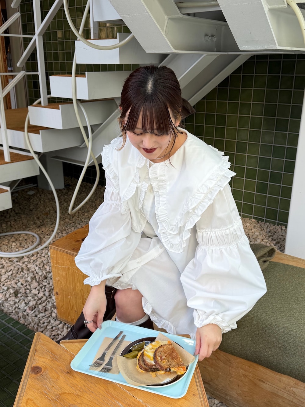 ホワイト系のワンピースを着用したレディースの春コーディネートの4枚目の写真