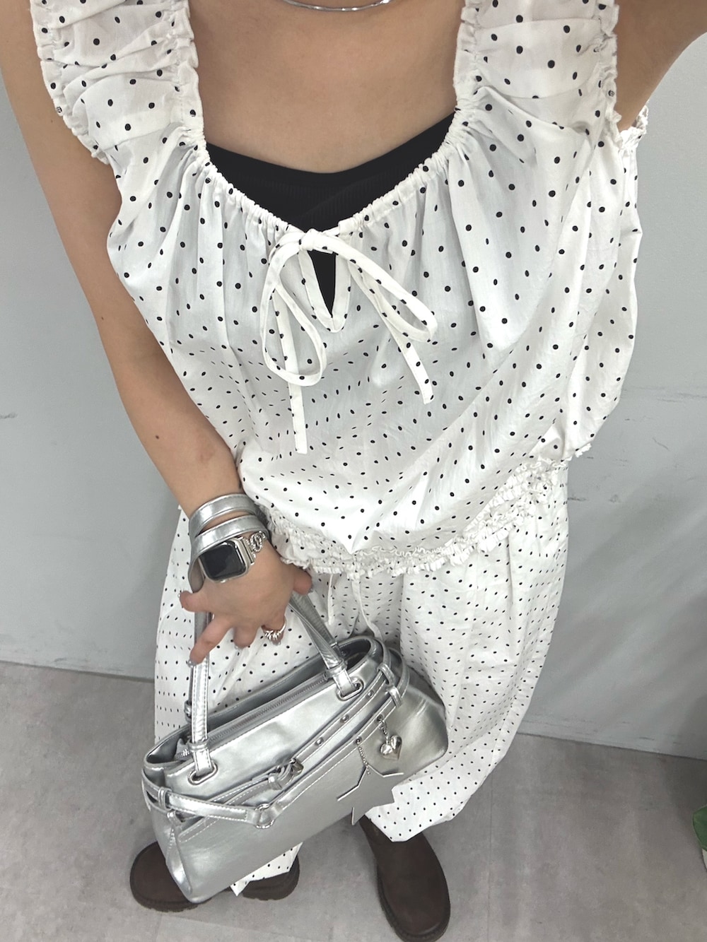 ホワイト系のシャツ/ブラウス、ホワイト系のその他パンツ、シルバー系のトートバッグを着用したレディースの夏コーディネートの3枚目の写真