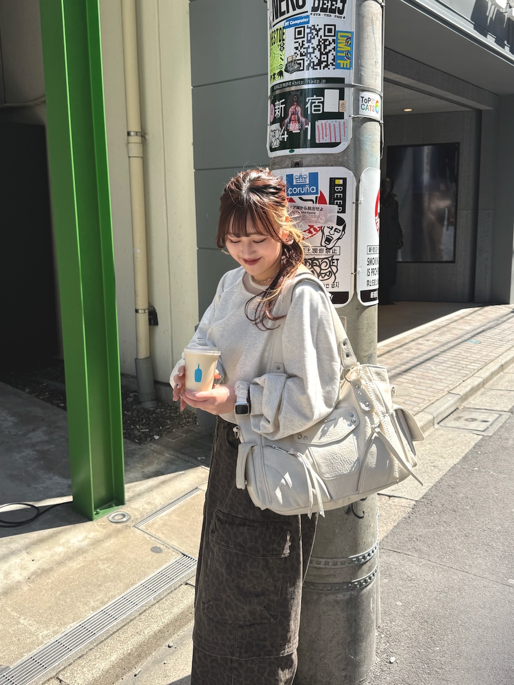 ホワイト系のTシャツ/カットソー、ブラウン系のその他パンツ、ベージュ系のショルダーバッグを着用したレディースの春コーディネートの4枚目の写真