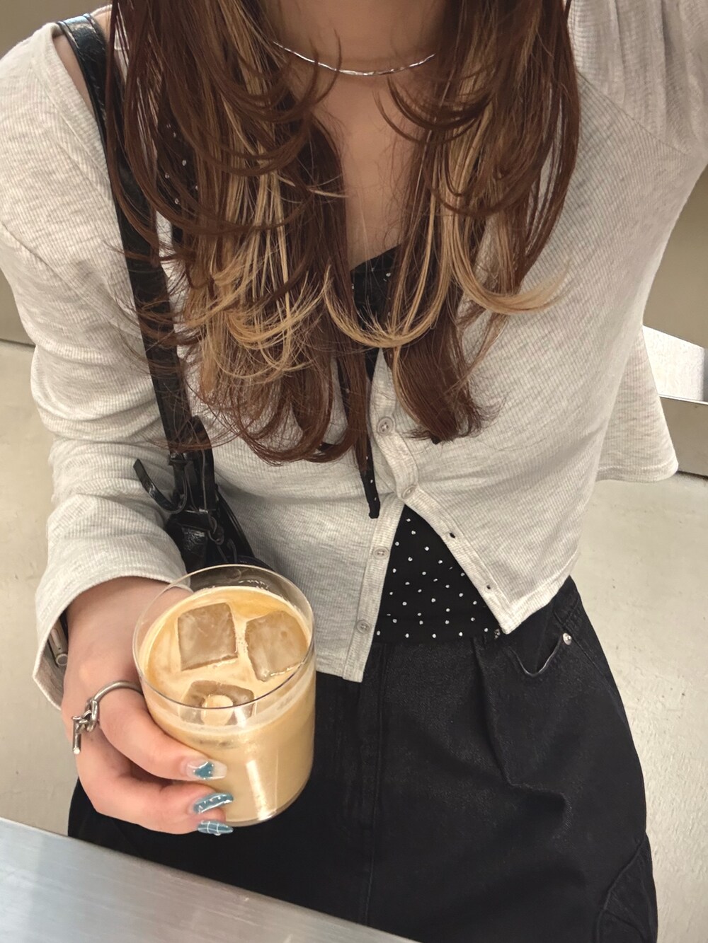 グレー系のTシャツ/カットソー、ブラック系のその他パンツを着用したレディースの春コーディネートの4枚目の写真