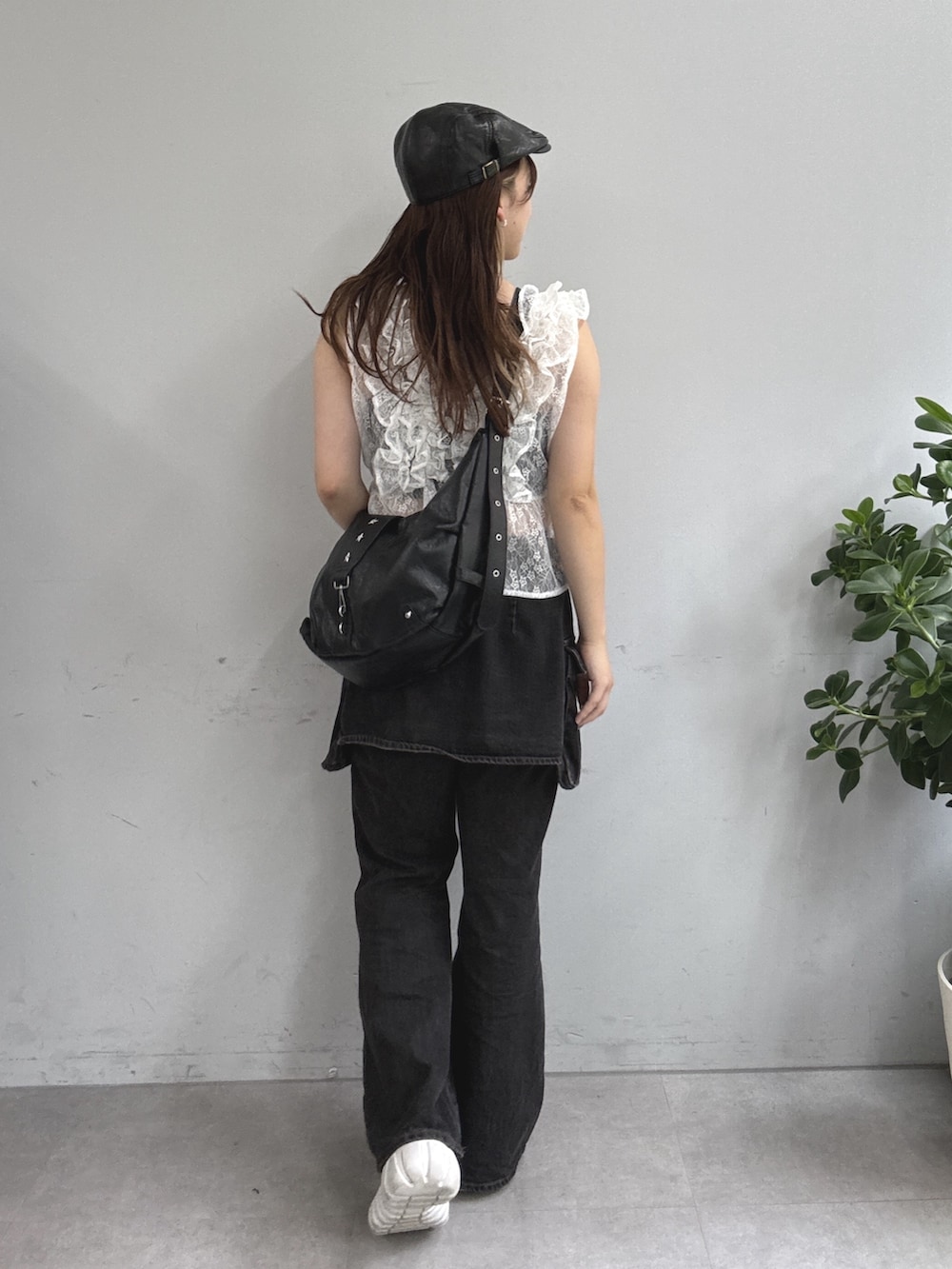 ホワイト系のシャツ/ブラウス、ブラック系のデニムパンツ、ブラック系のトートバッグを着用したレディースの夏コーディネートの3枚目の写真