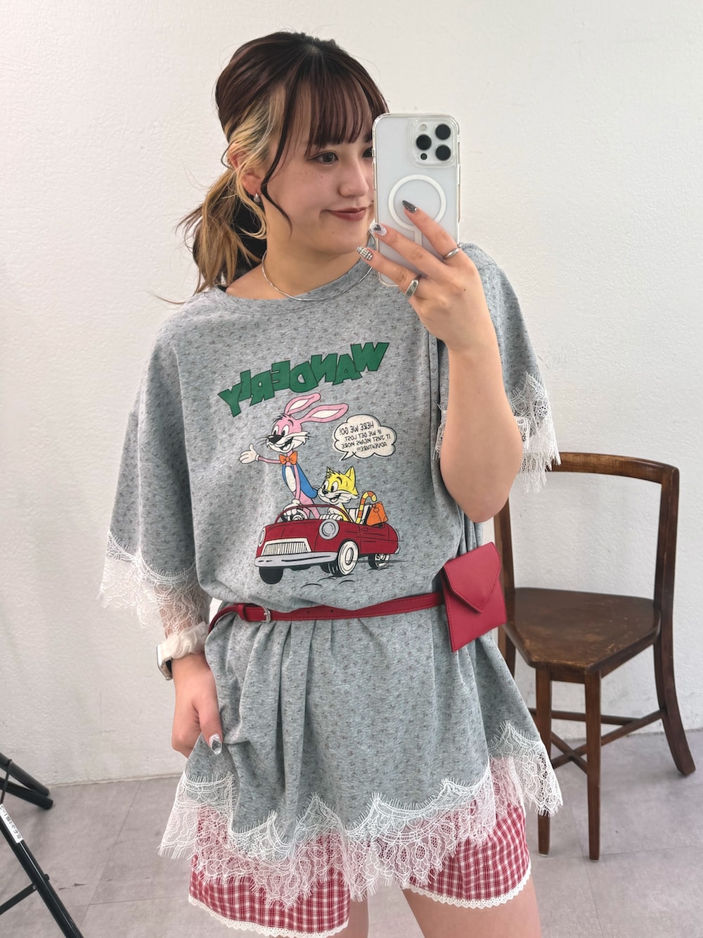 グレー系のTシャツ/カットソー、レッド系のその他パンツ、レッド系のベルトを着用したレディースの春コーディネートの2枚目の写真