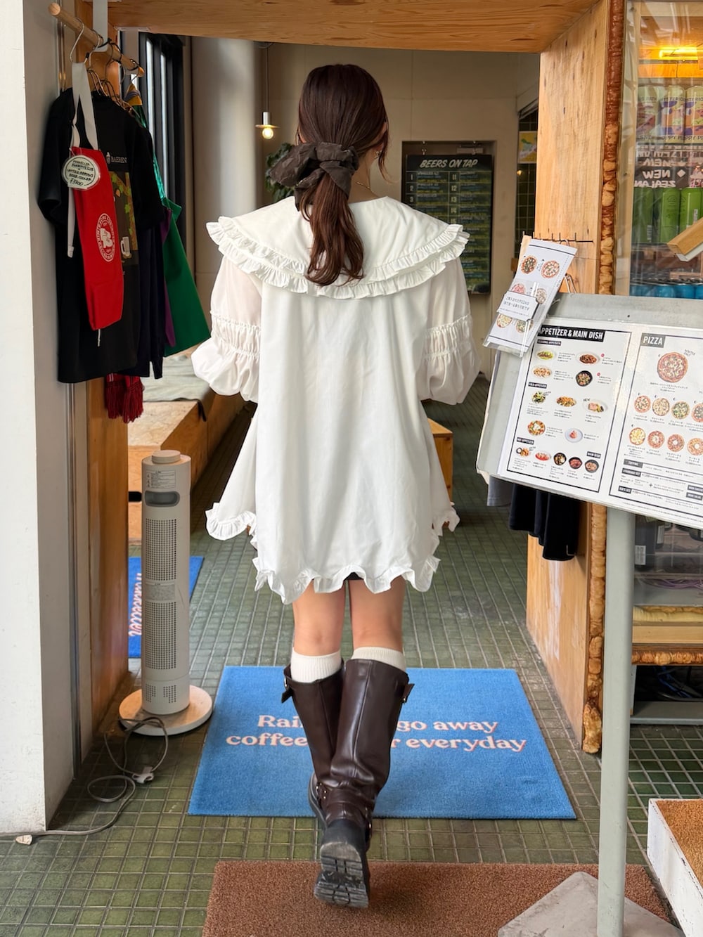 ホワイト系のワンピースを着用したレディースの春コーディネートの3枚目の写真