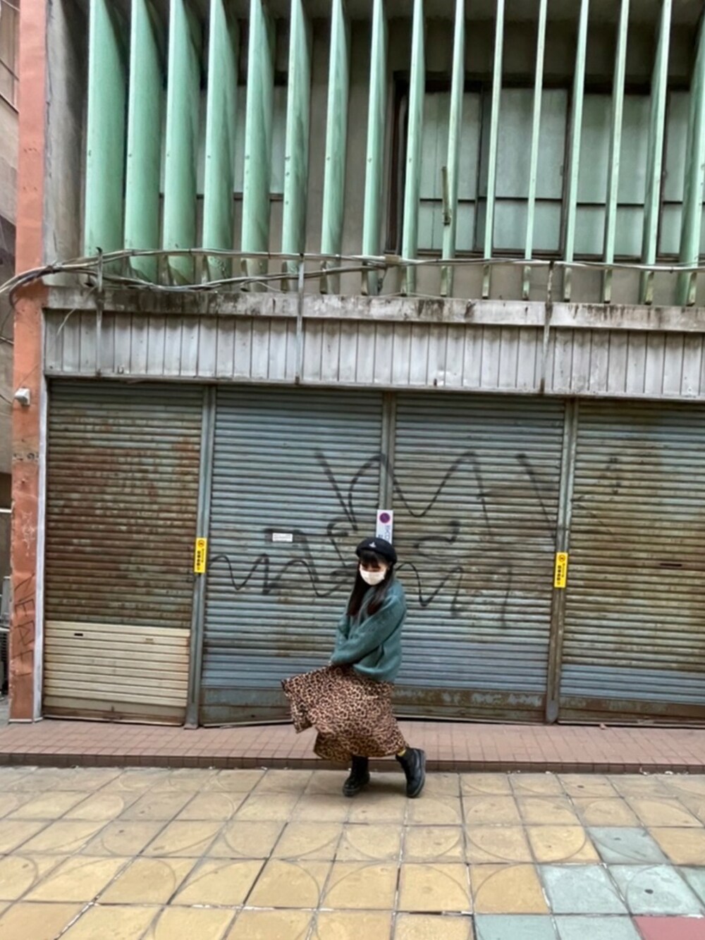 グリーン系のカーディガン/ボレロ、ピンク系のワンピース、ブラック系のブーツを着用したレディースの夏コーディネートの2枚目の写真