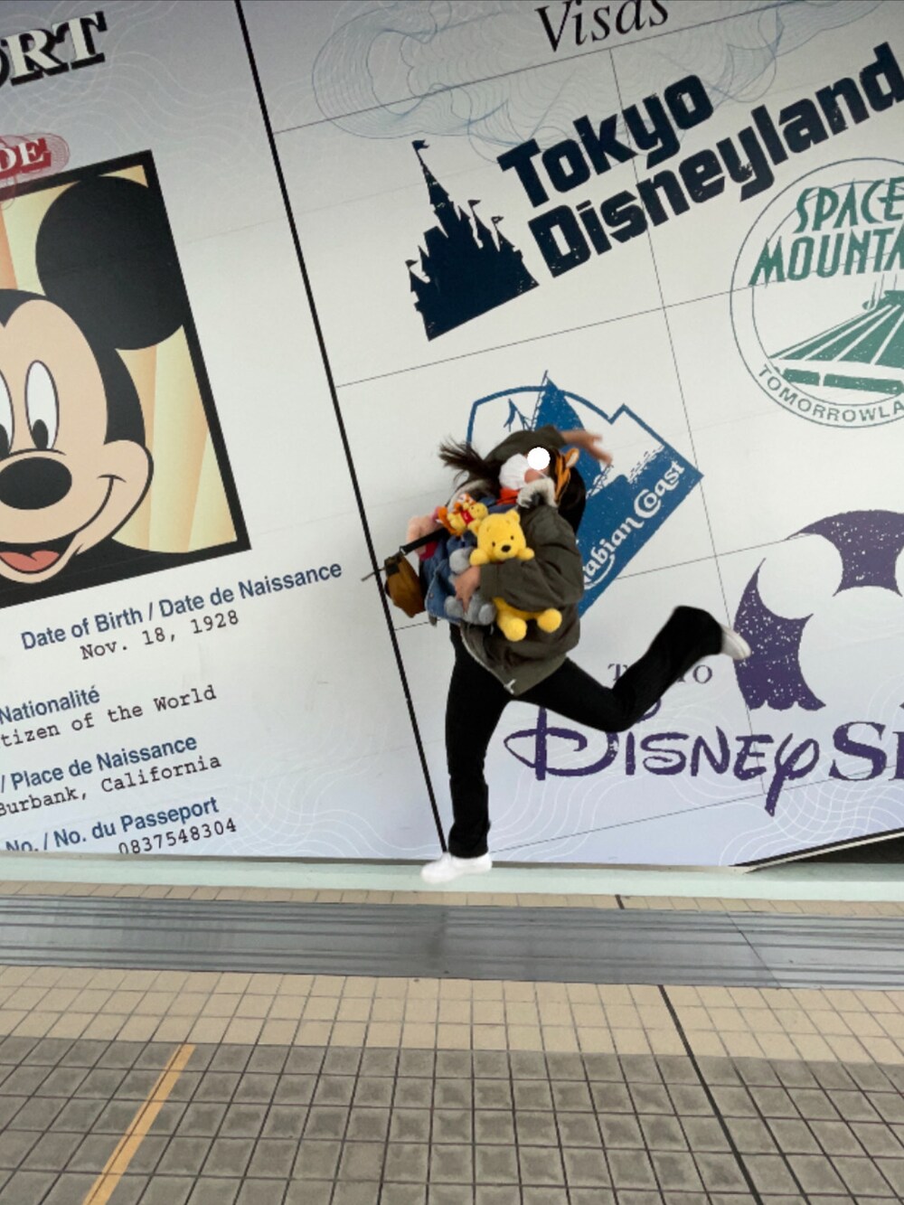 ブラック系のスラックス、ホワイト系のスニーカー、その他のベストを着用したレディースの冬コーディネートの3枚目の写真