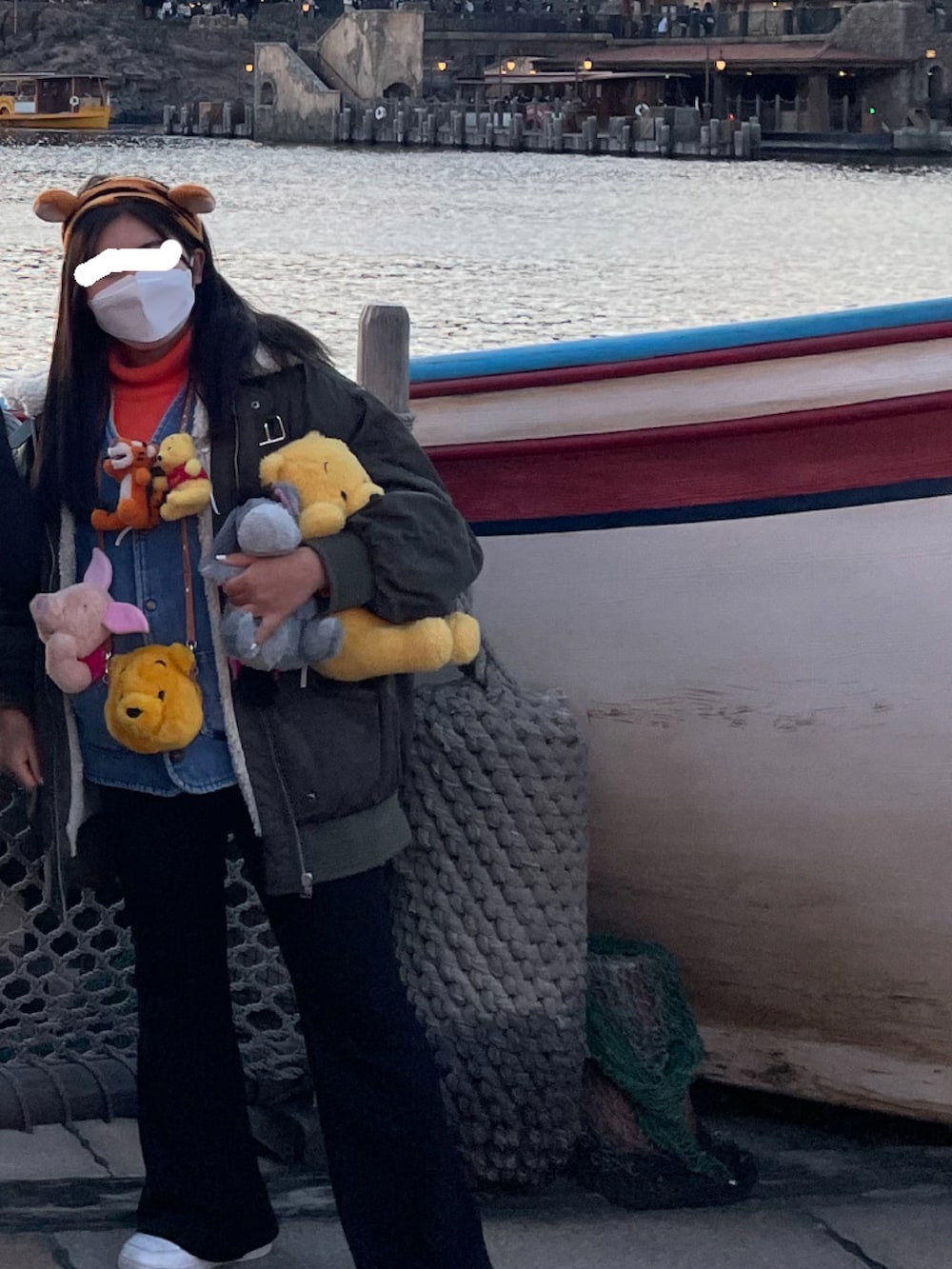 ブラック系のスラックス、ホワイト系のスニーカー、その他のベストを着用したレディースの冬コーディネートの2枚目の写真